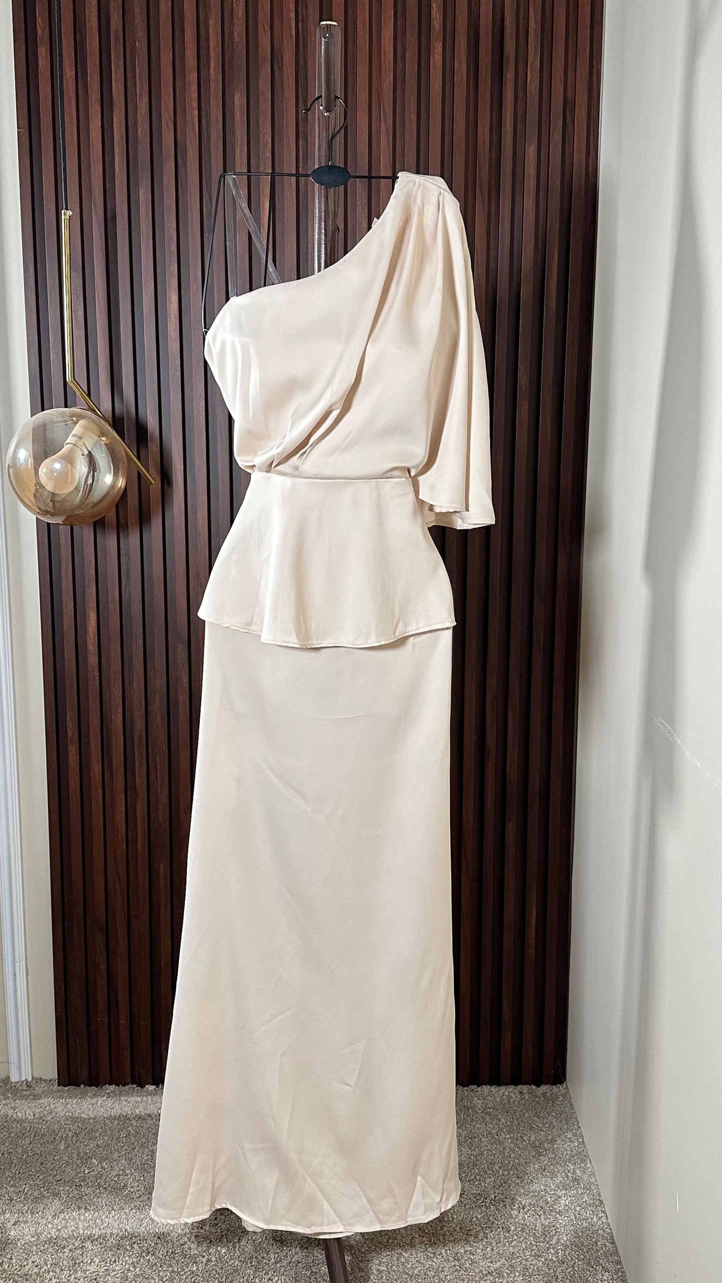 فستان كريمي بكتف واحد