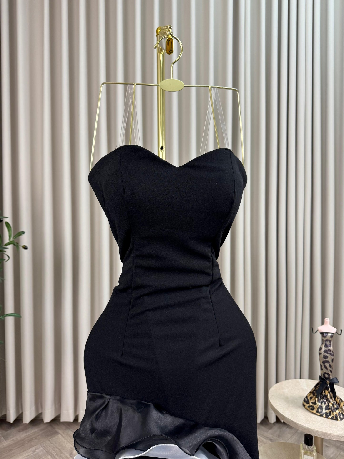 فستان أسود بتفاصيل ورد