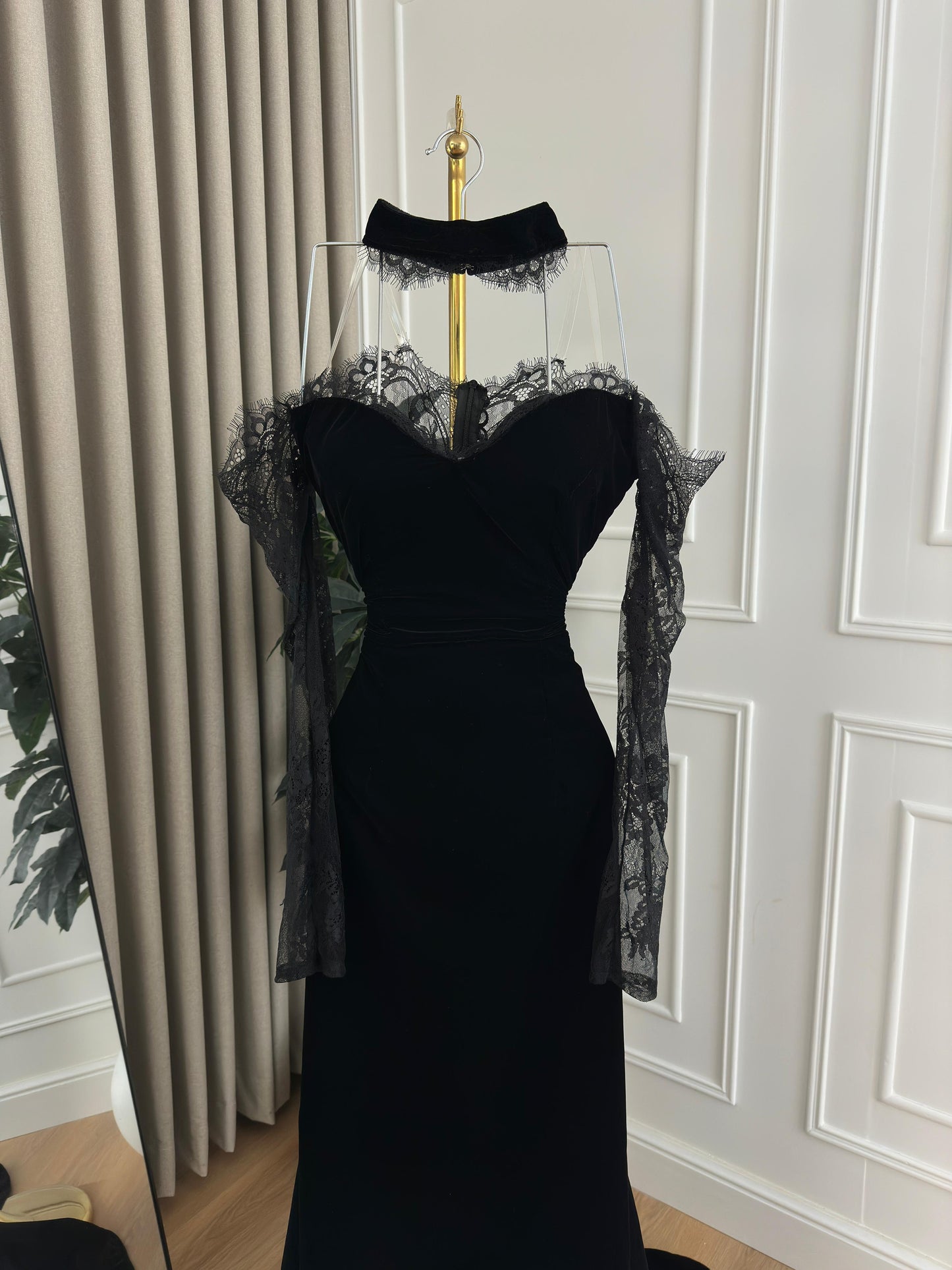 فستان بلمسات الدانتيلا