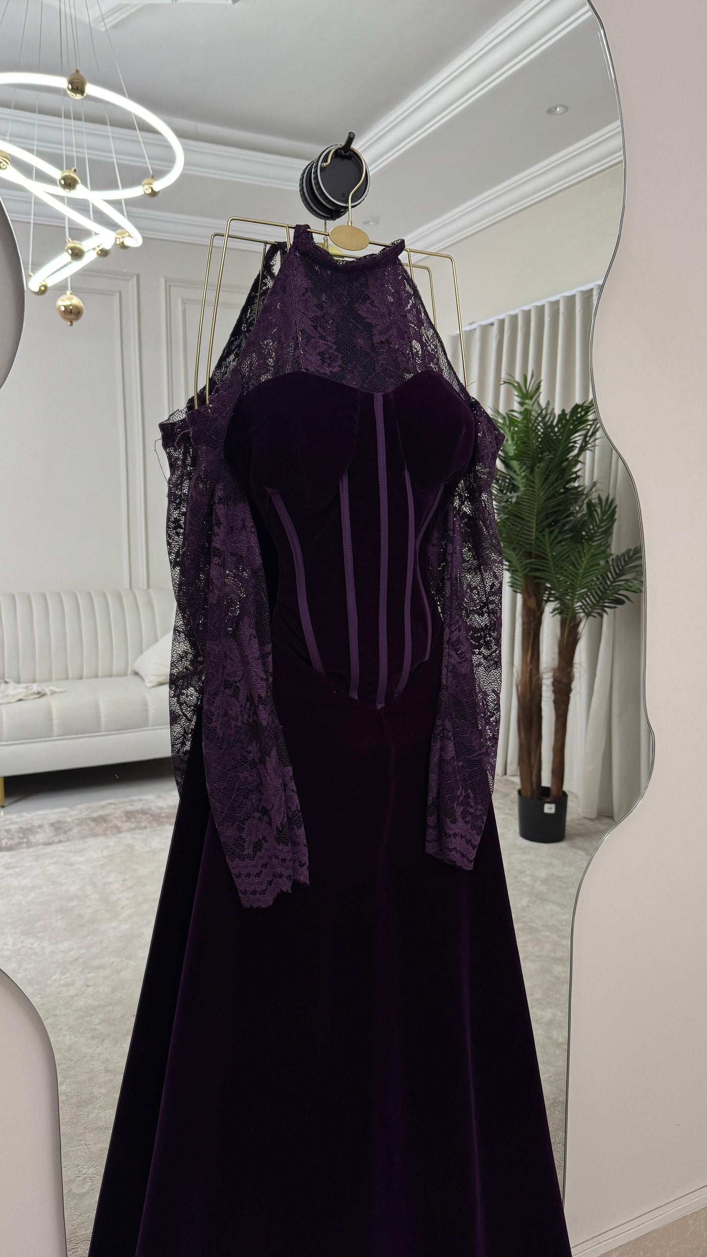 فستان عنابي مخملي