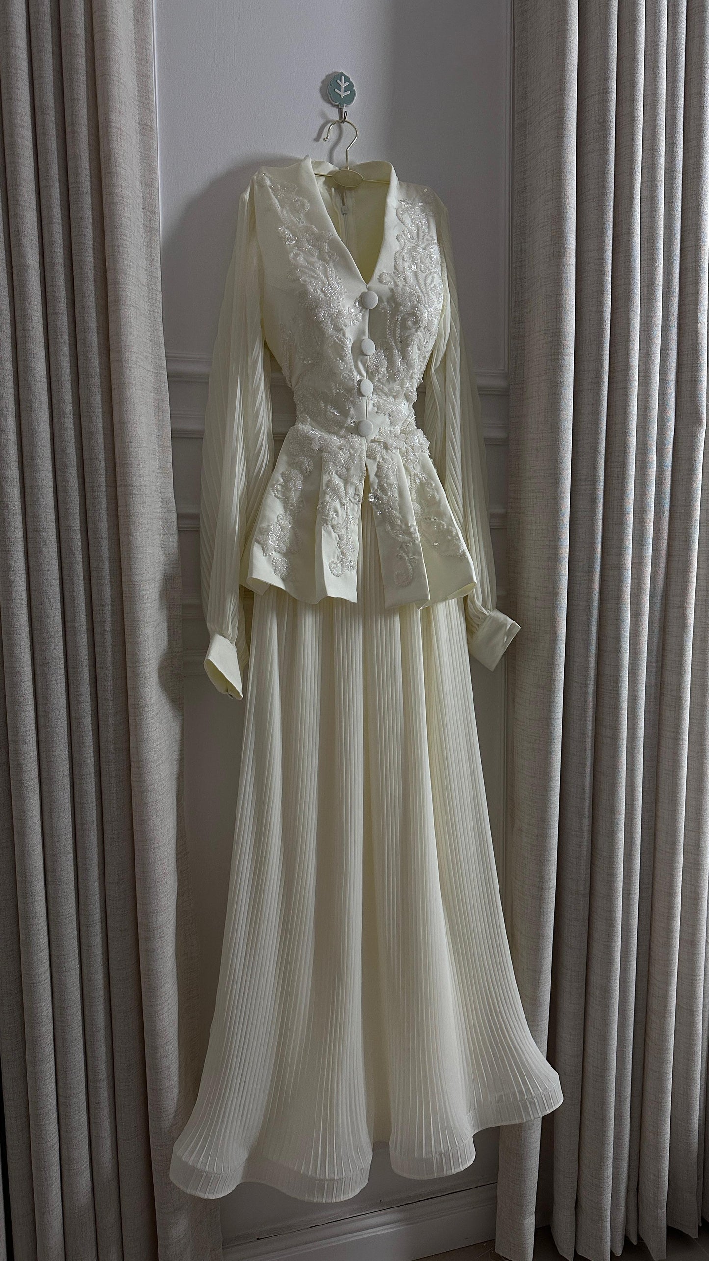 فستان ابيض ملكي