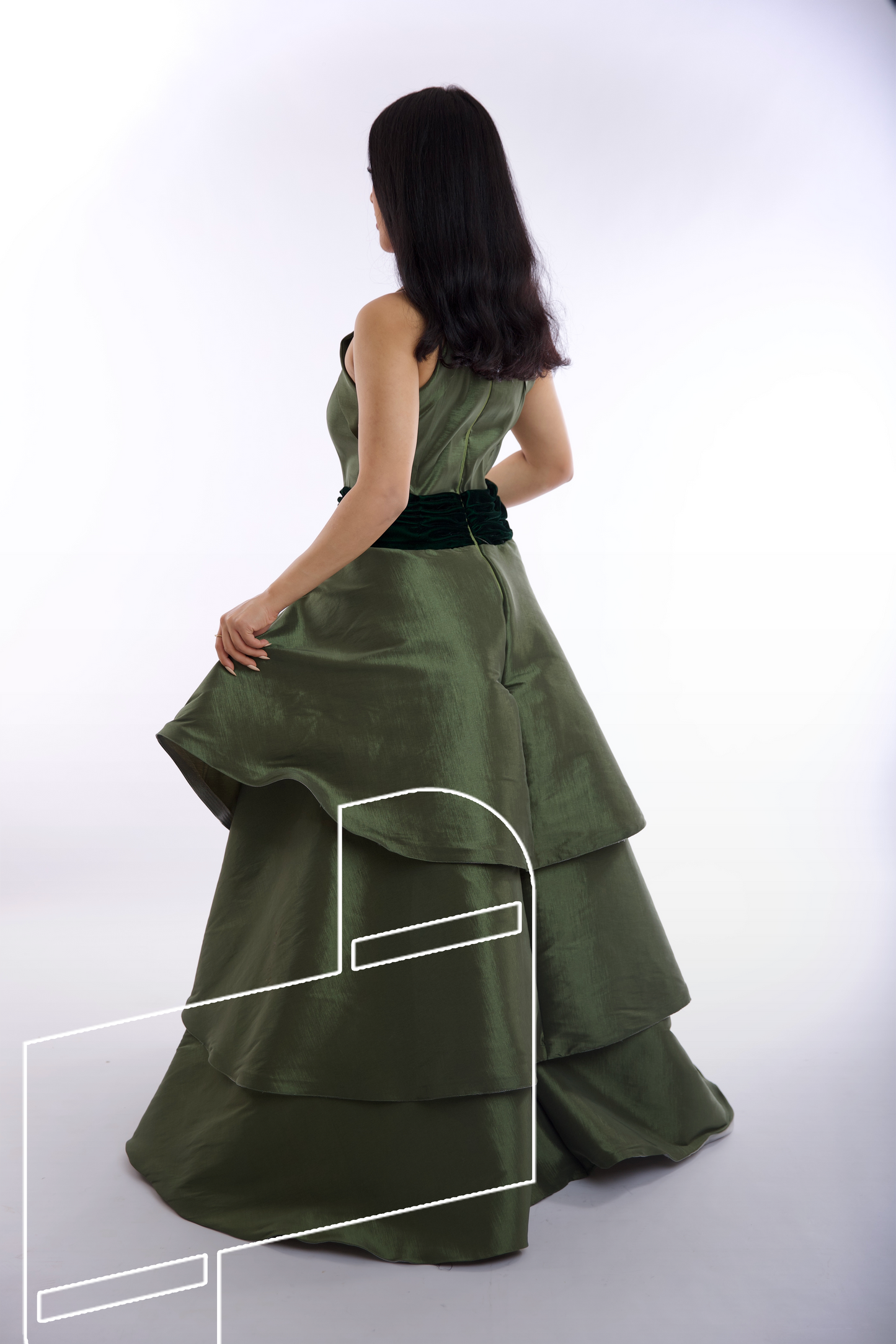 فستان سهرة زيتي فاخر بتصميم أنيق وانسيابي للمناسبات الراقية