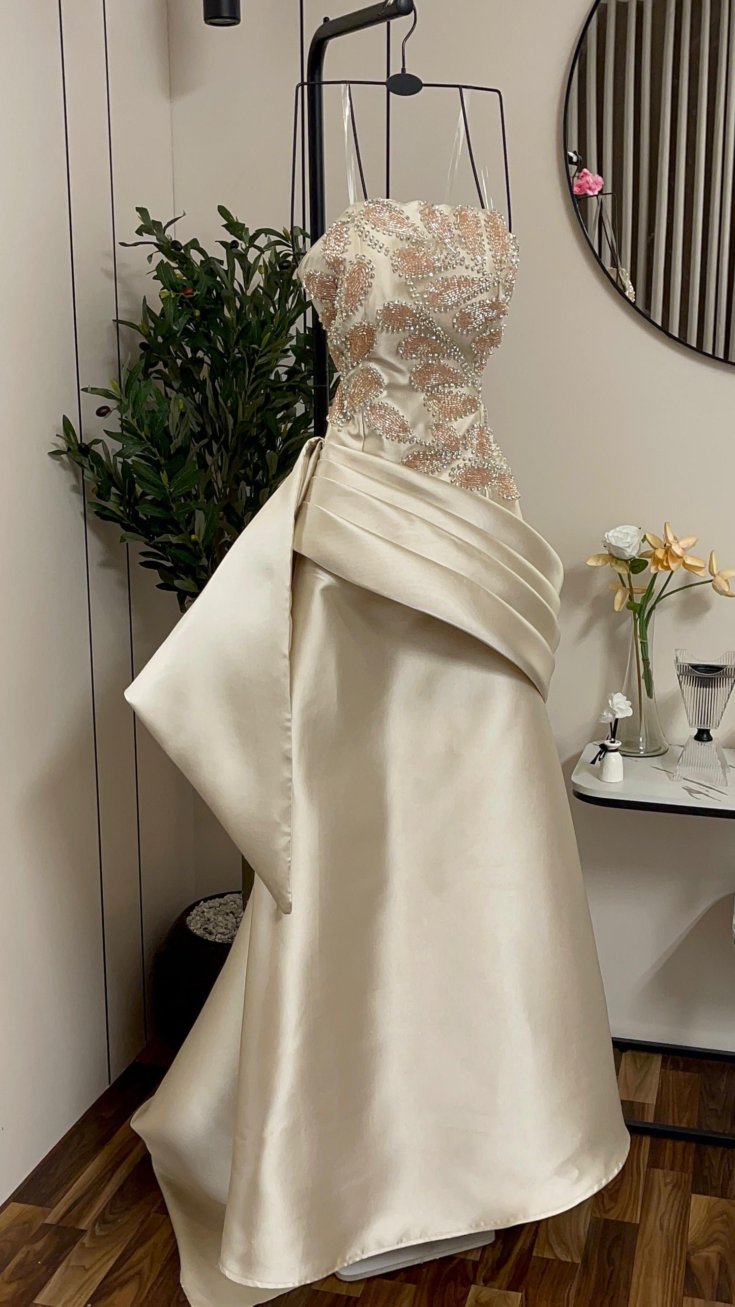 فستان كريمي بتطريز