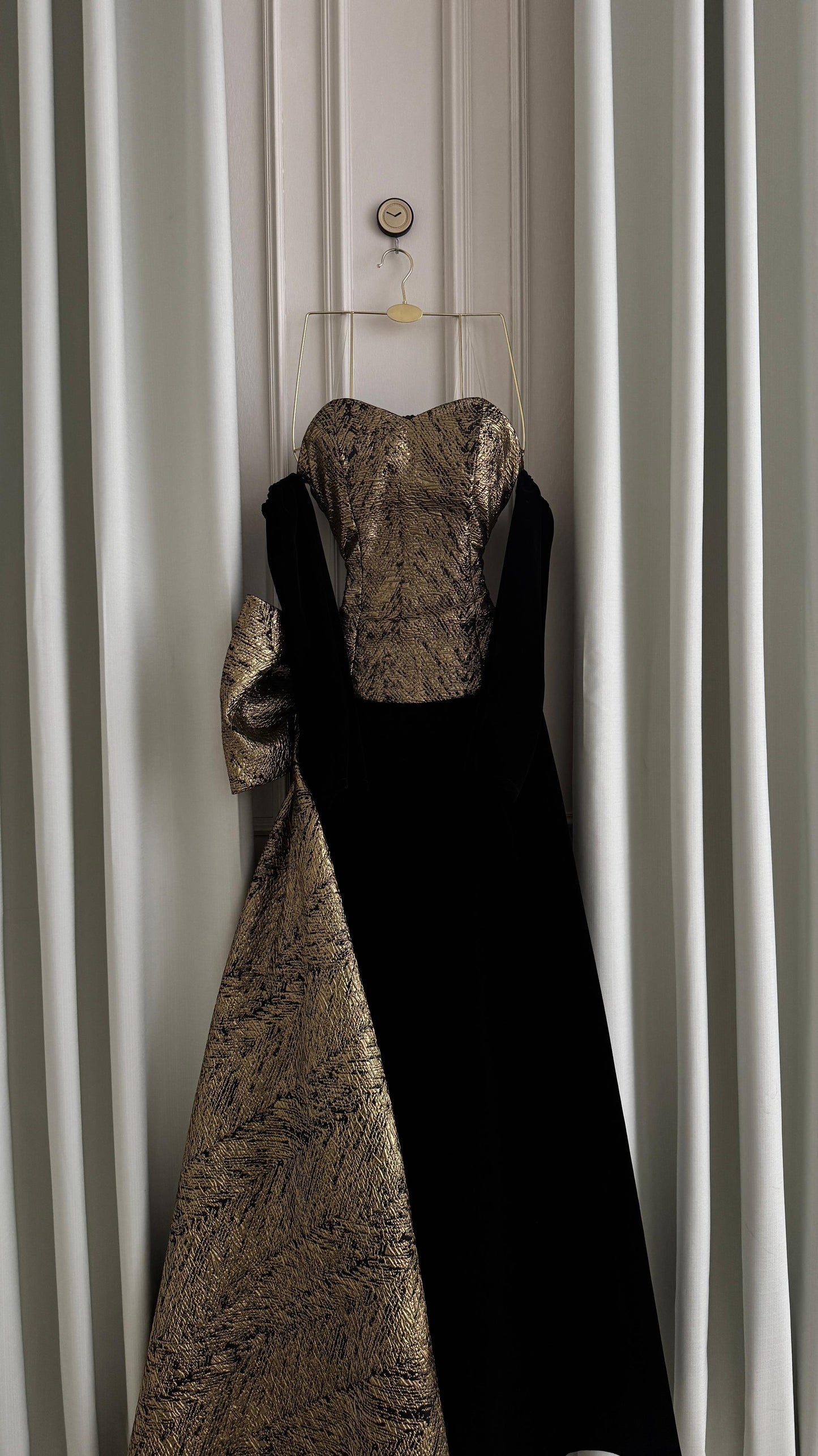 فستان ذهبي أسود