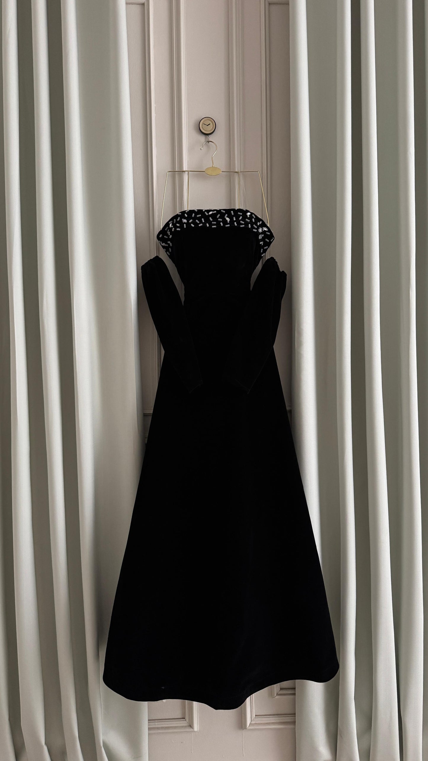 فستان أسود مخملي