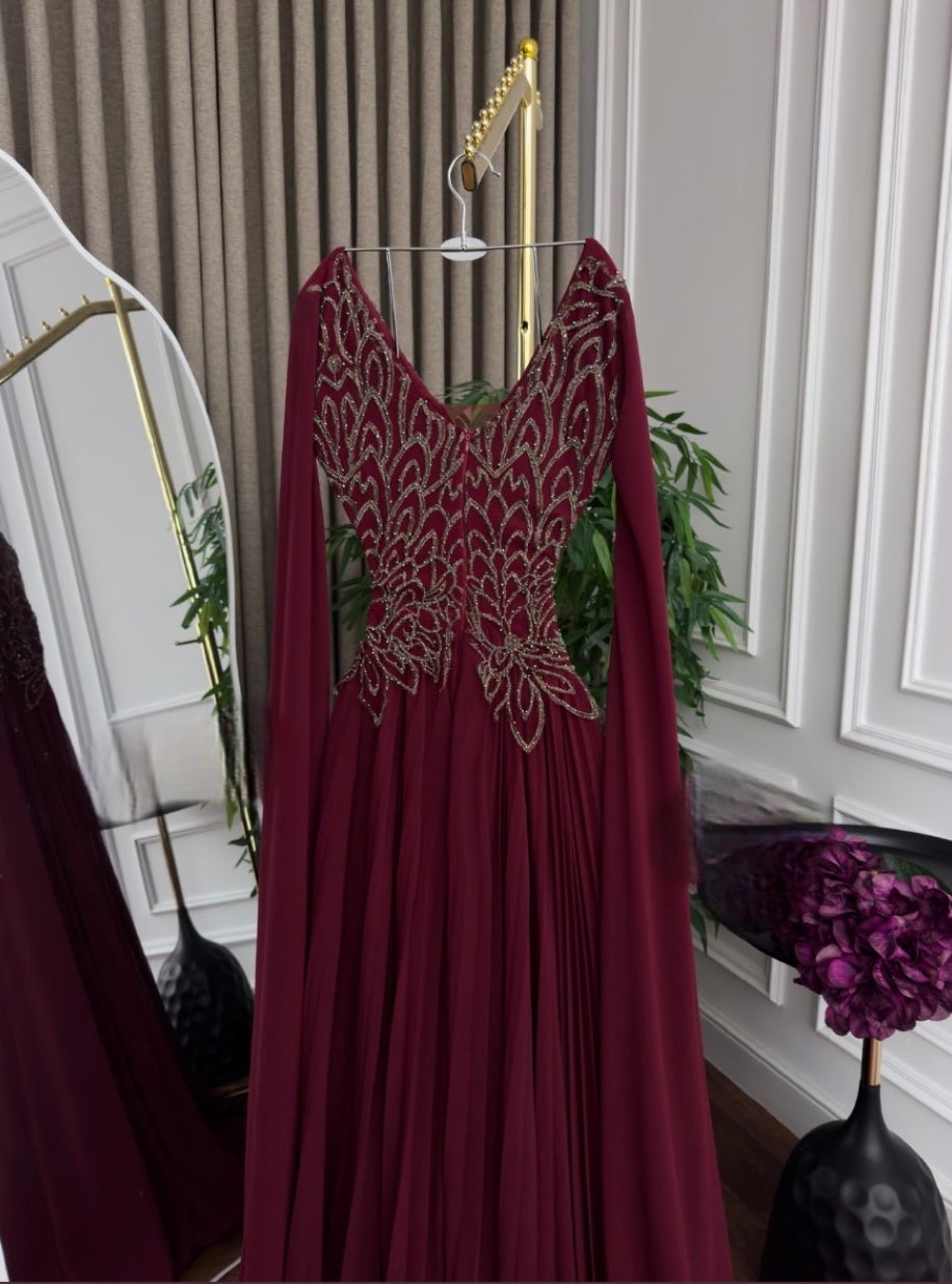 فستان حوامل بتطريز ذهبي