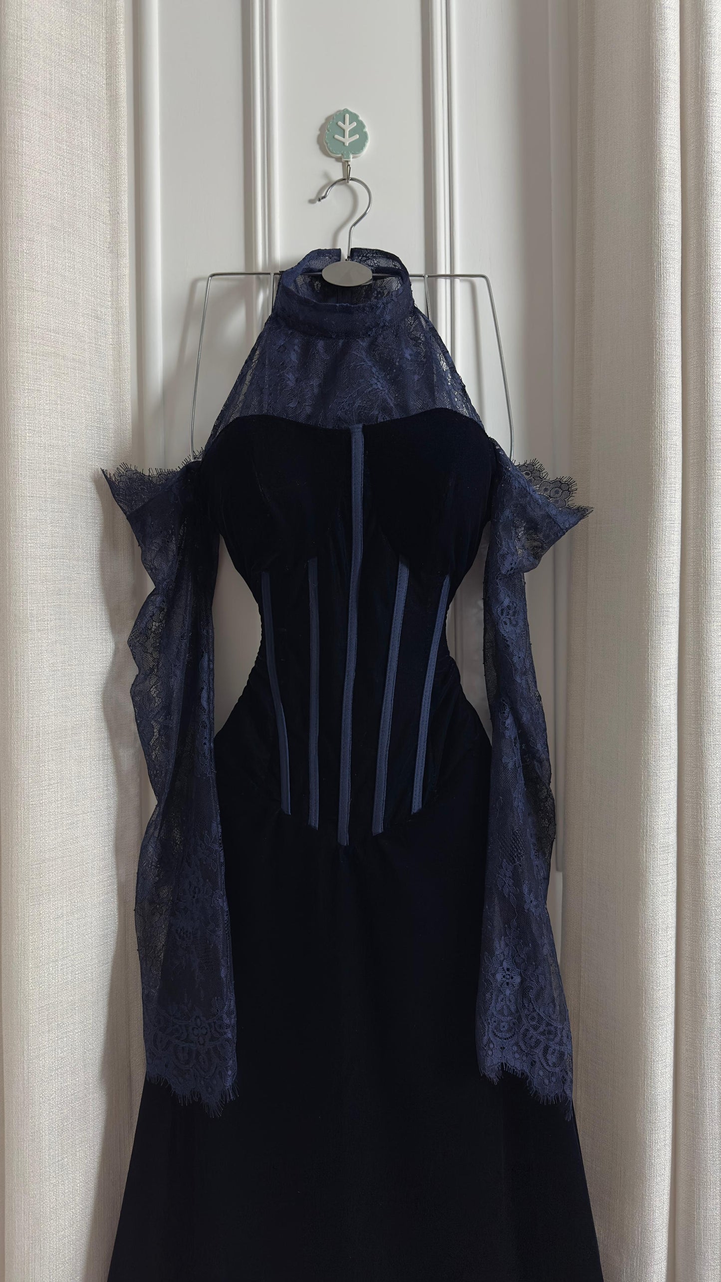 فستان كحلي عميق