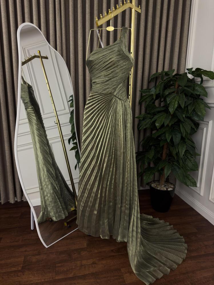 فستان سهرة بلمعة ذهبية أخضر زمردي فاخر