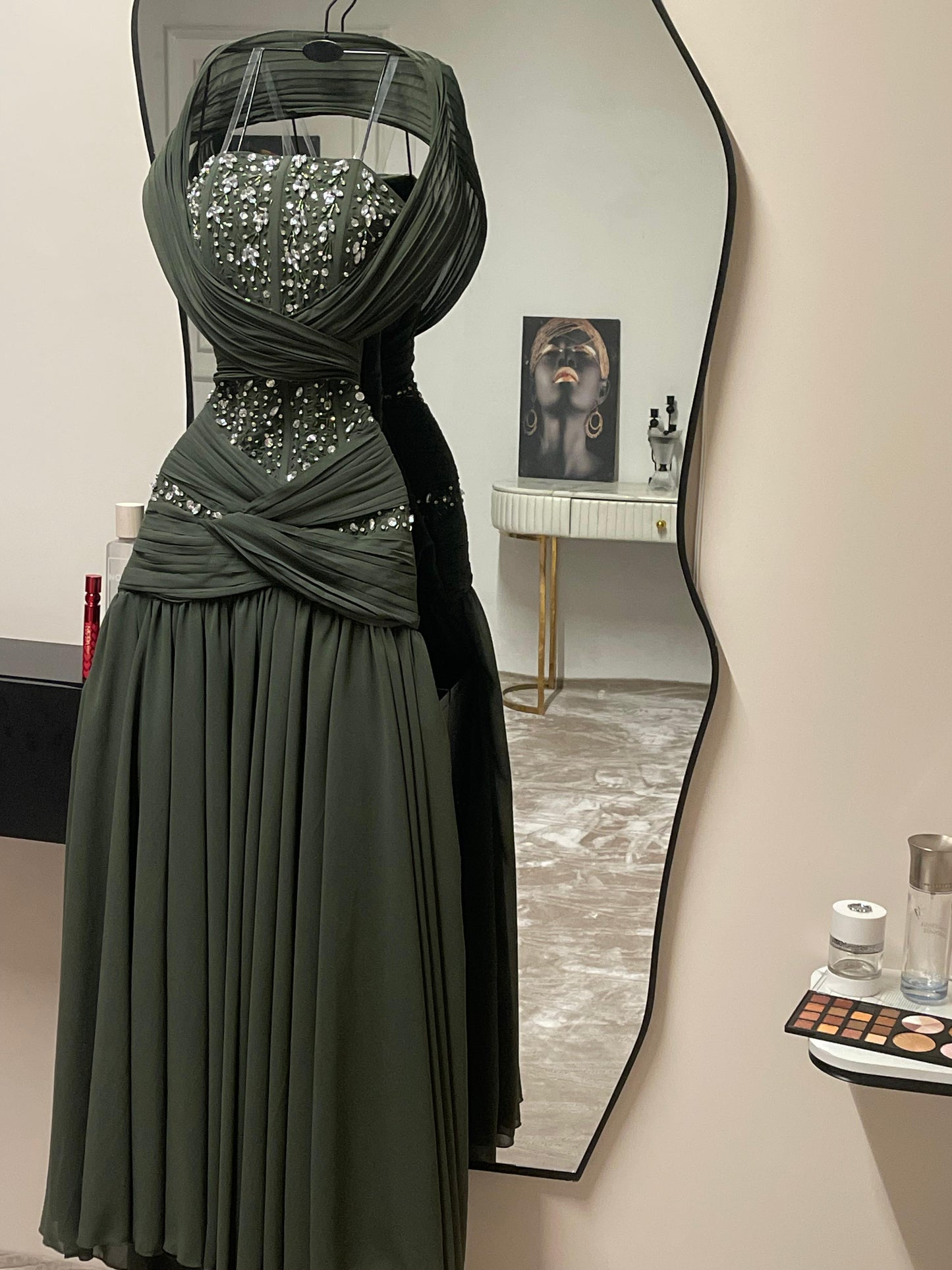 فستان زيتي لامع