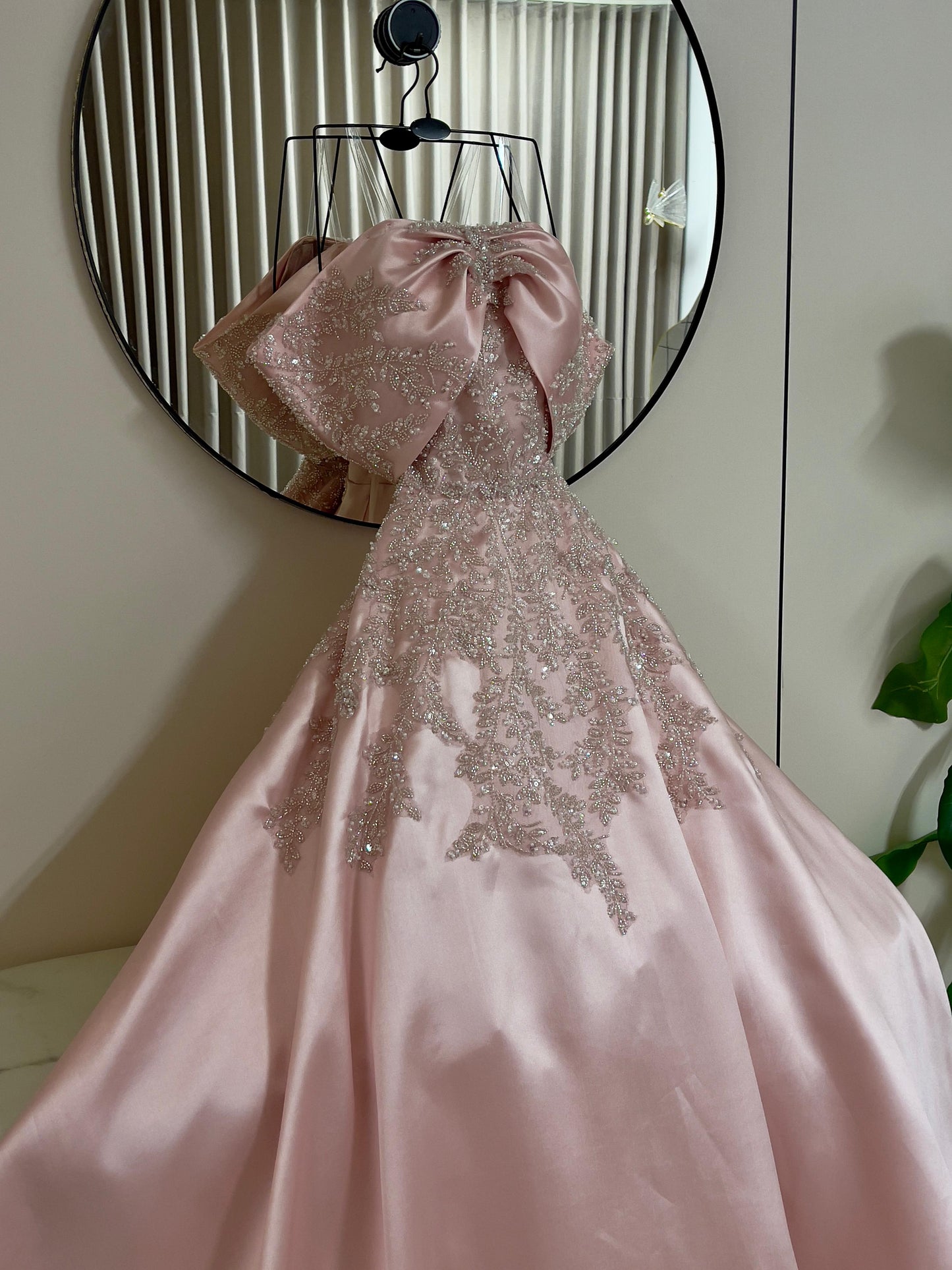 فستان وردي مطرز