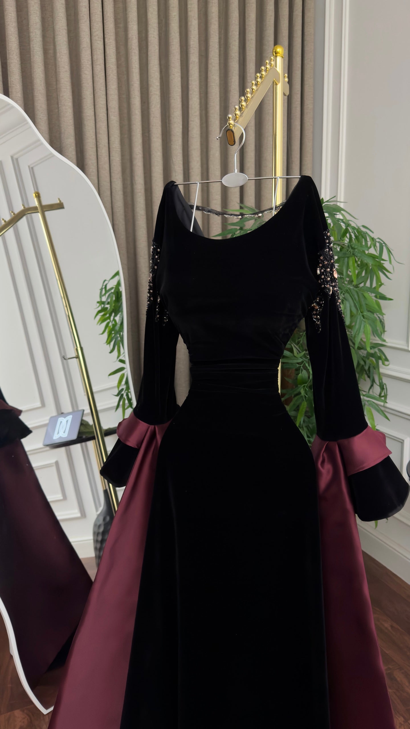 فستان أسود مخملي