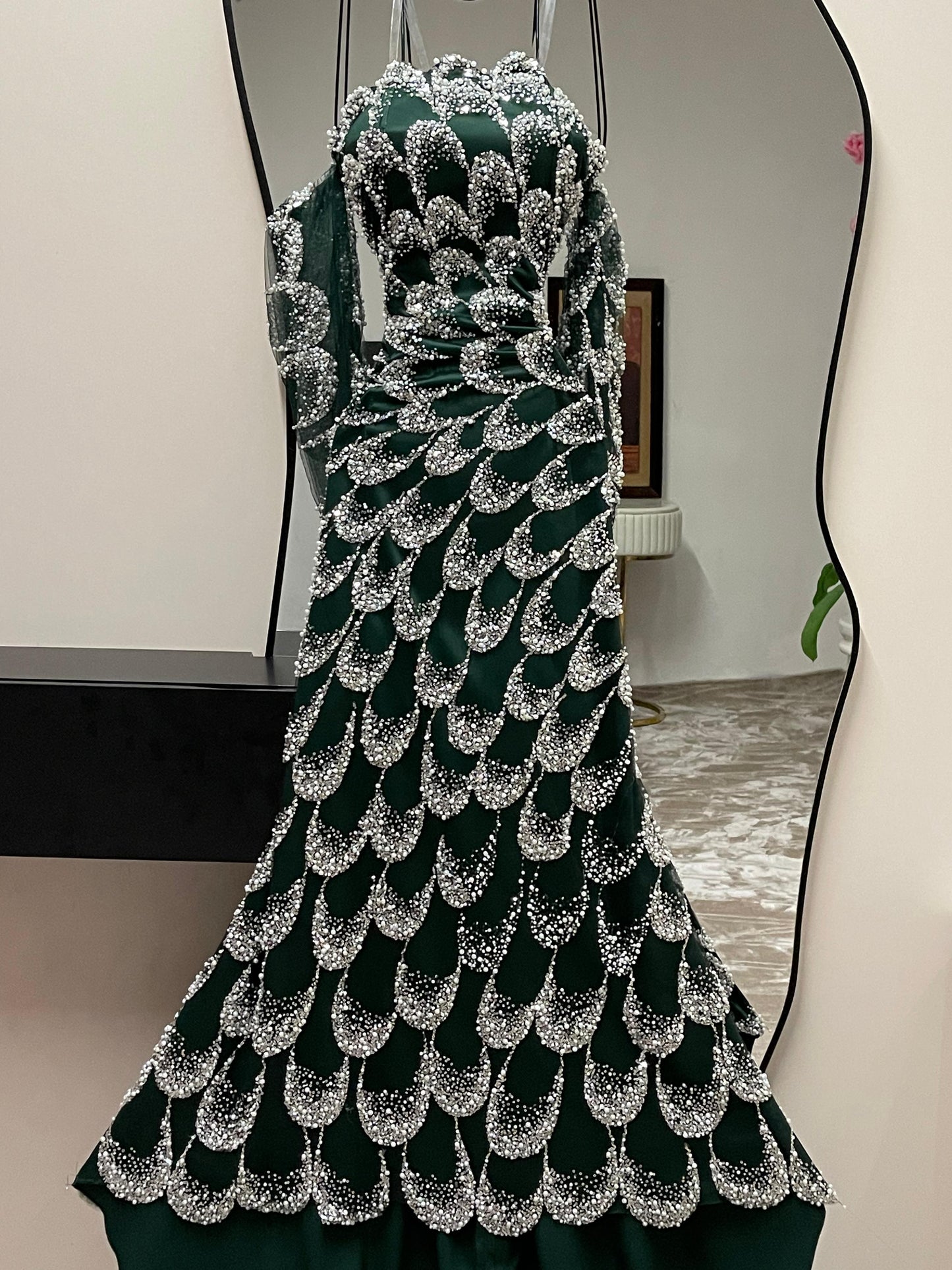 فستان أخضر لامع