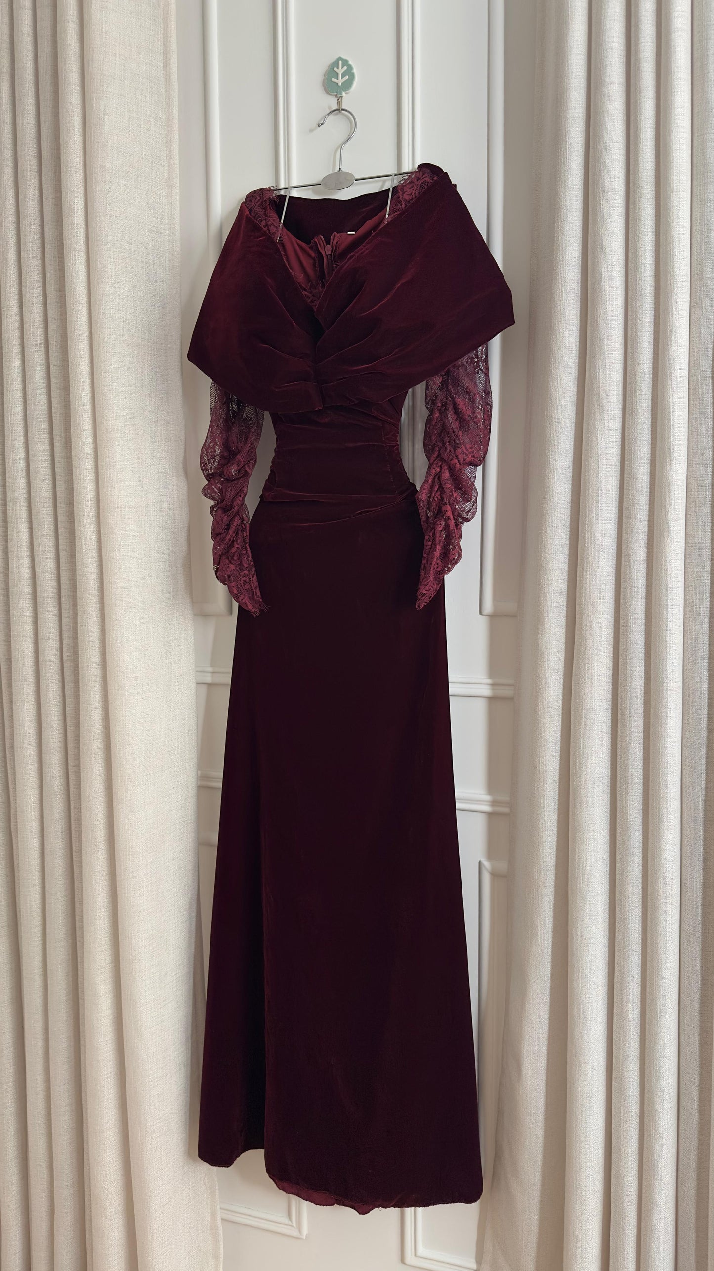 فستان مخمل بورغندي