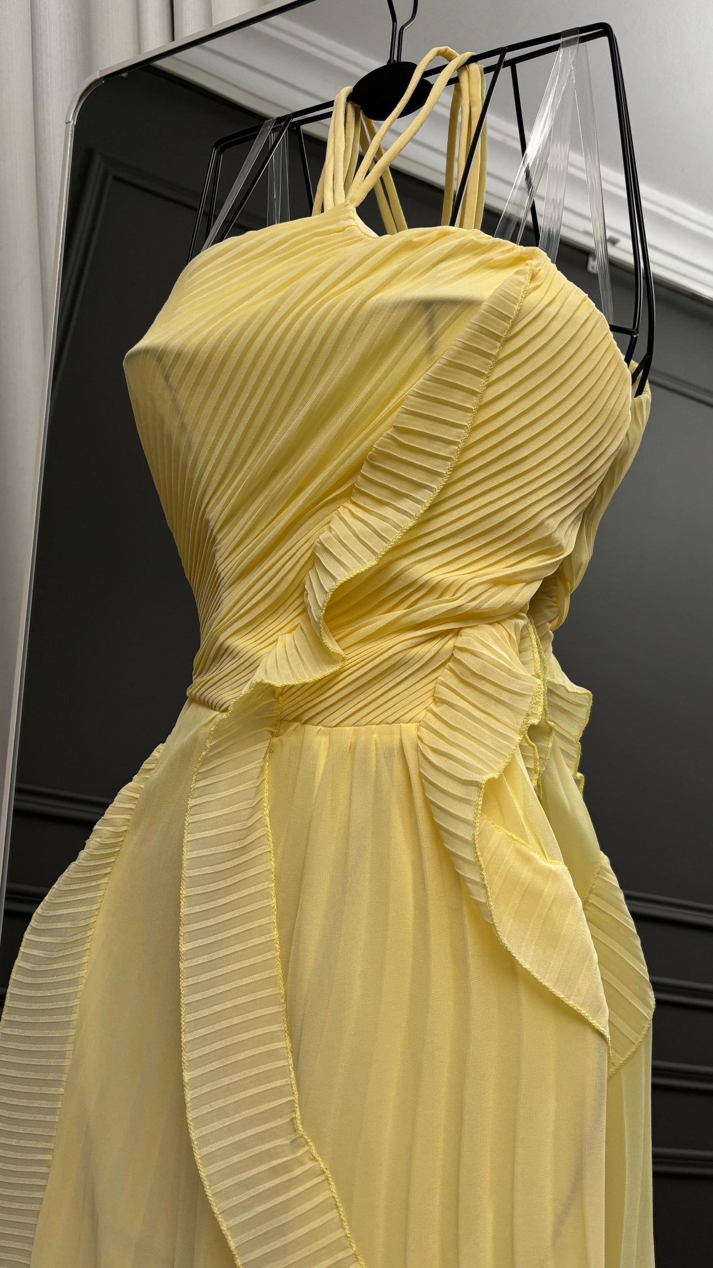 فستان أصفر جذاب