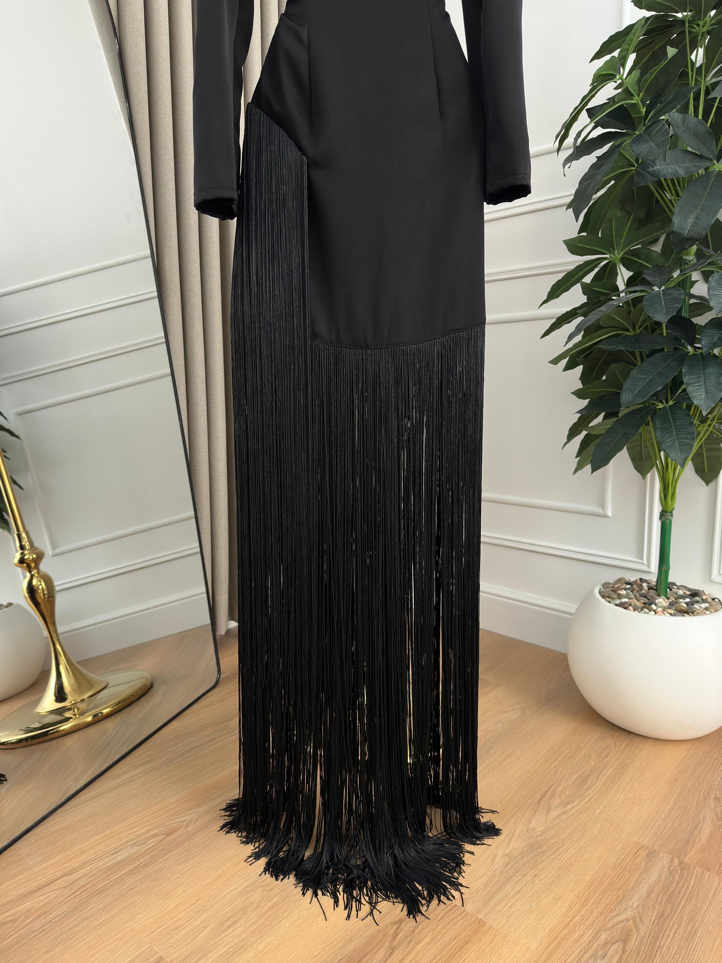 فستان اسود انسيابي