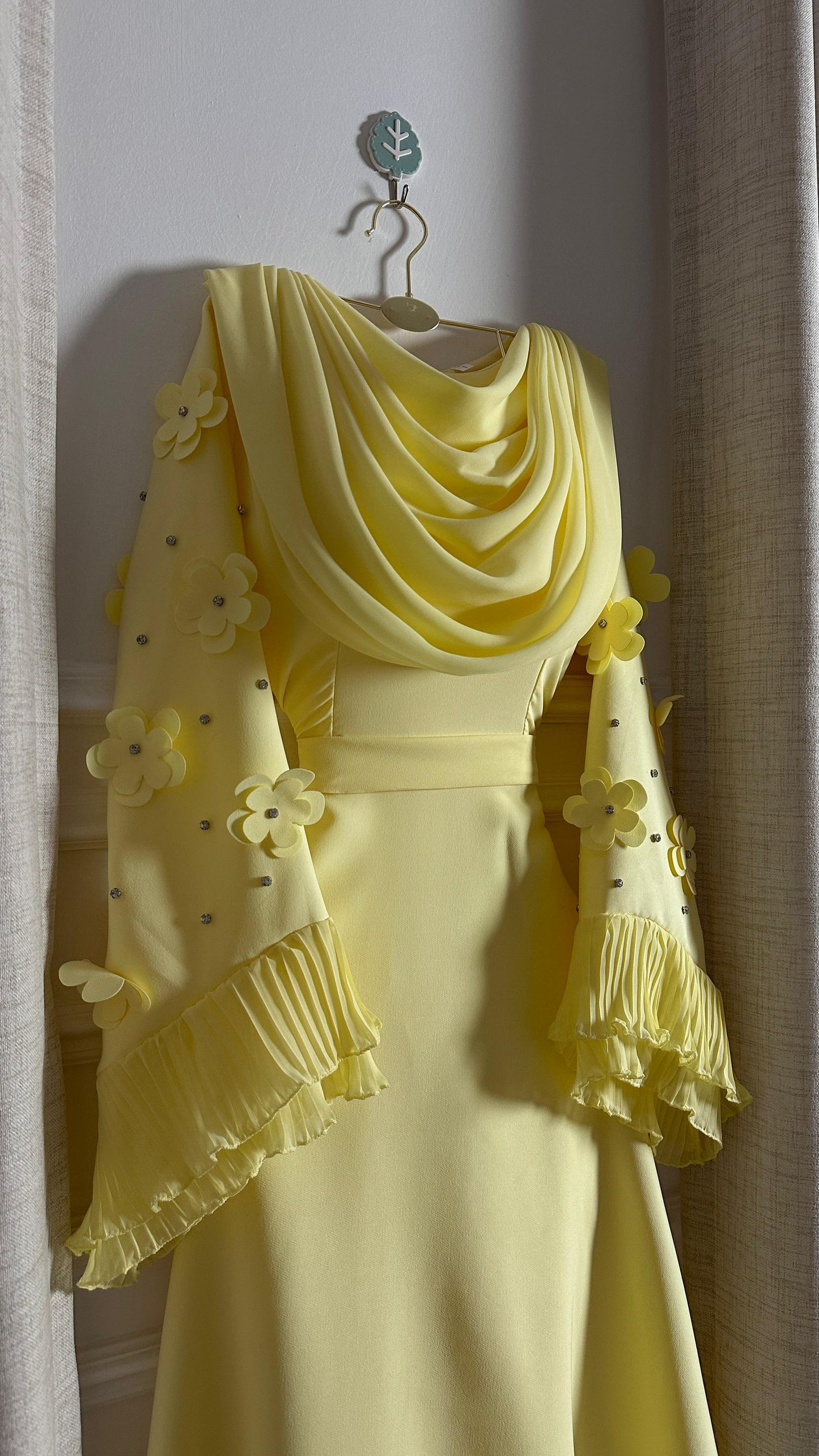 فستان اصفر بزهر