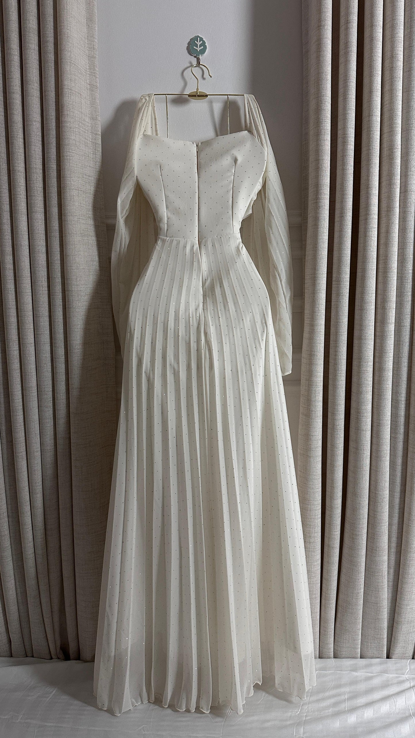 فستان أبيض لامع