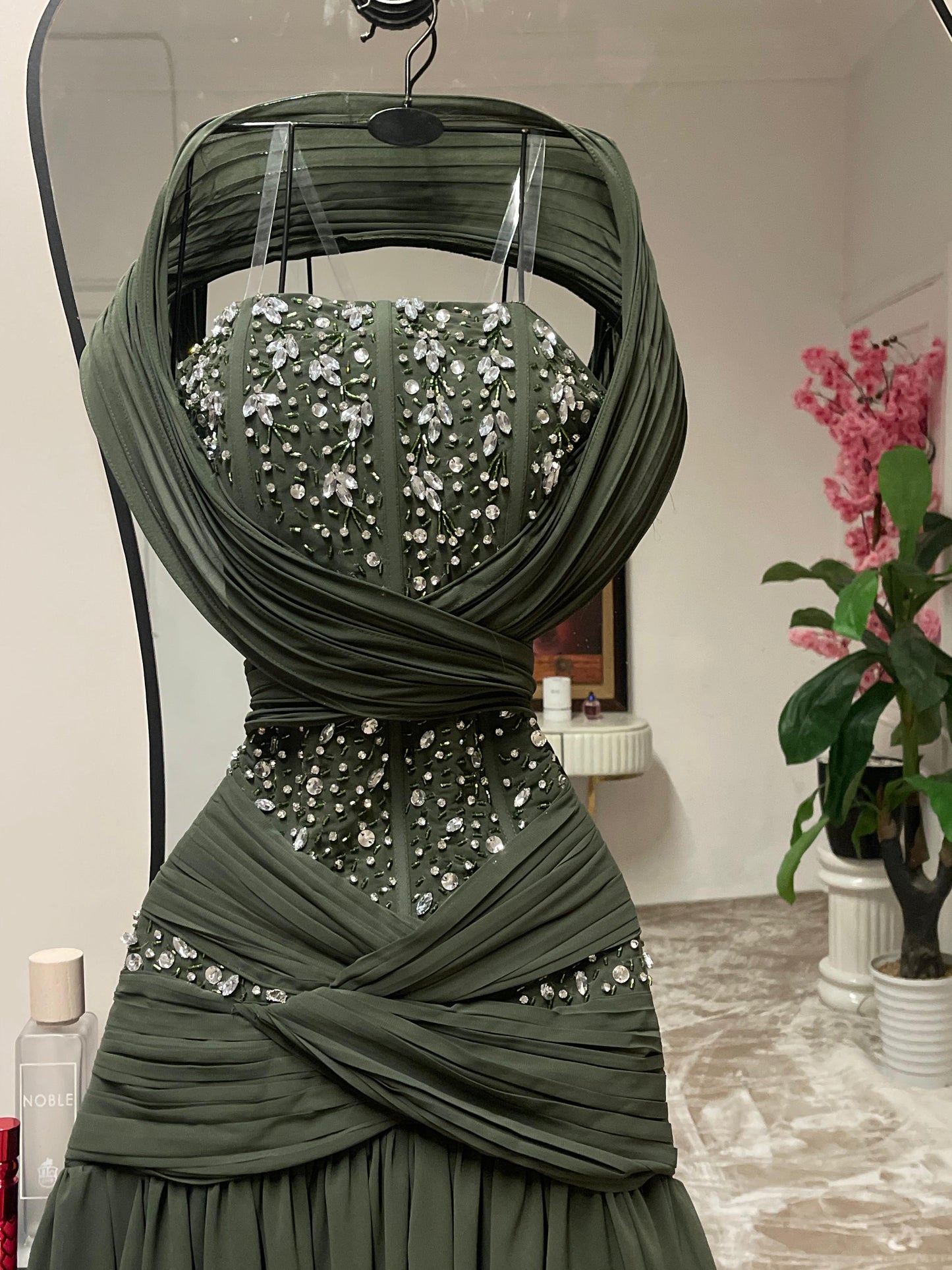 فستان زيتي لامع