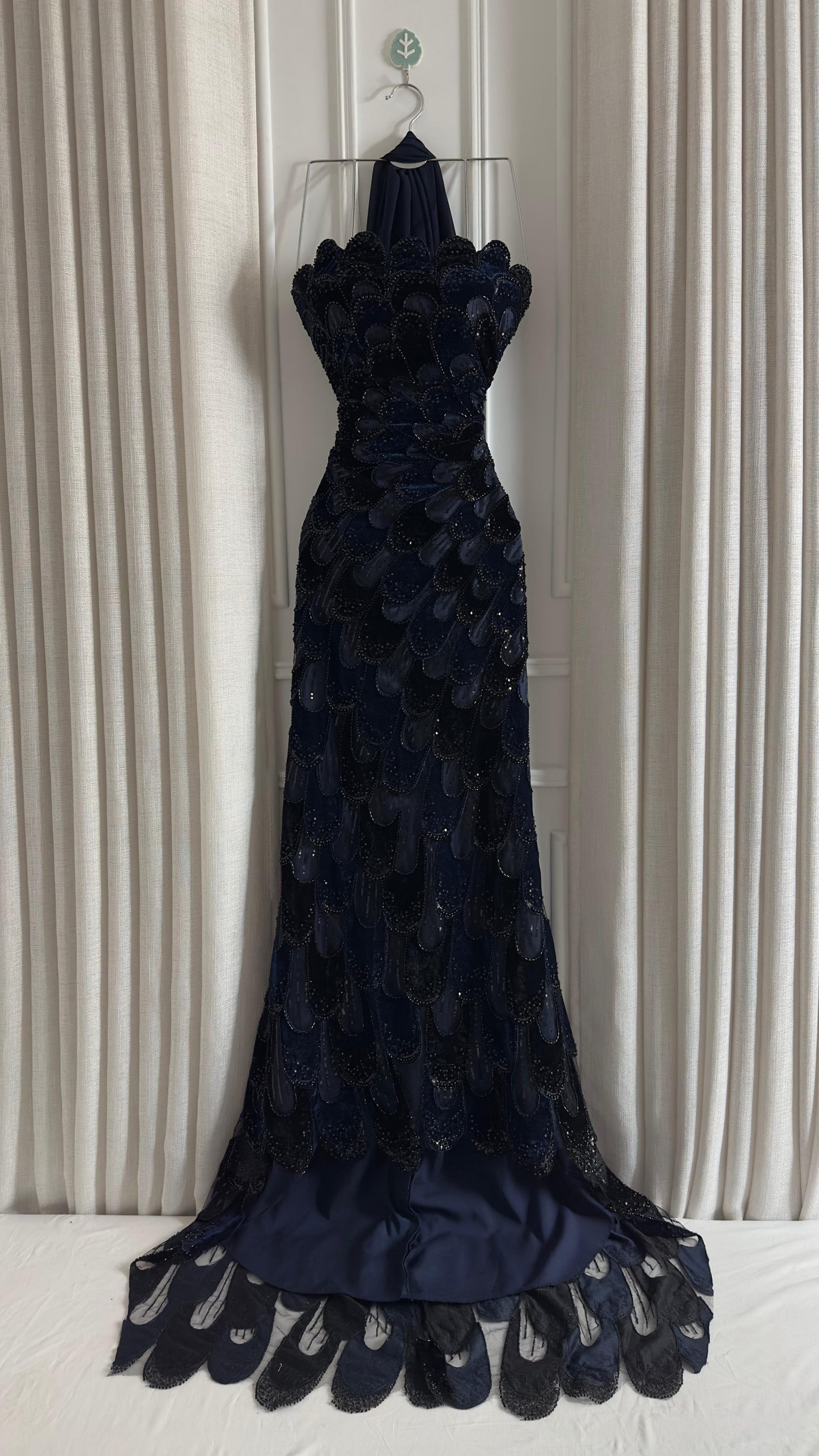 فستان كحلي مخملي