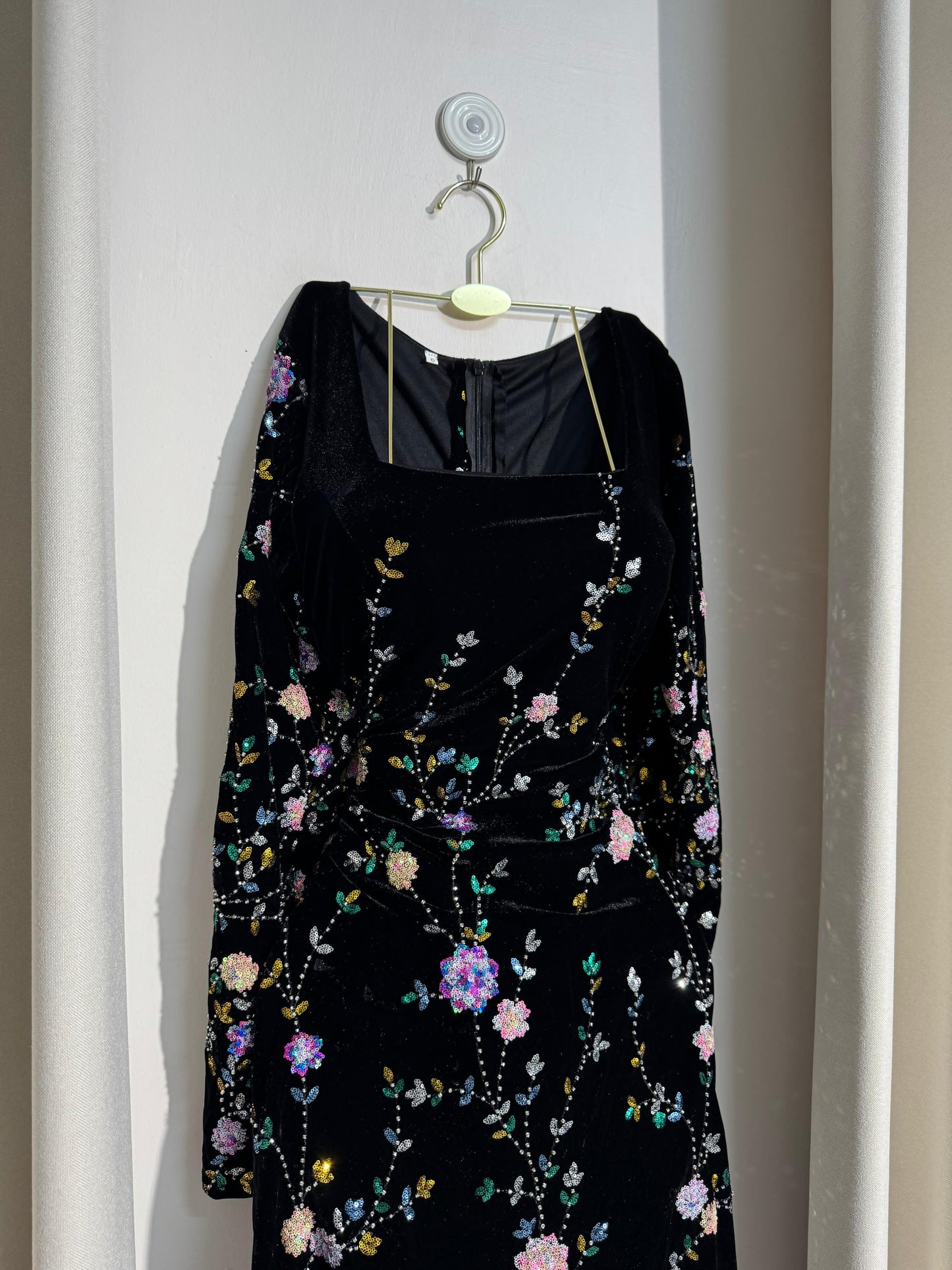 فستان أسود بزهور جذابة