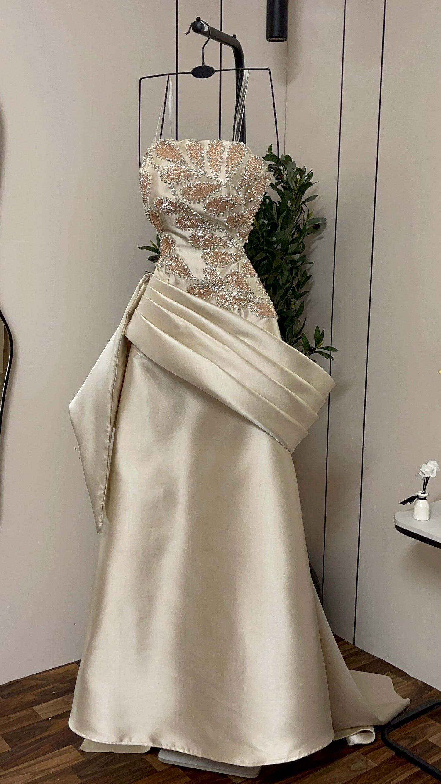 فستان كريمي بتطريز