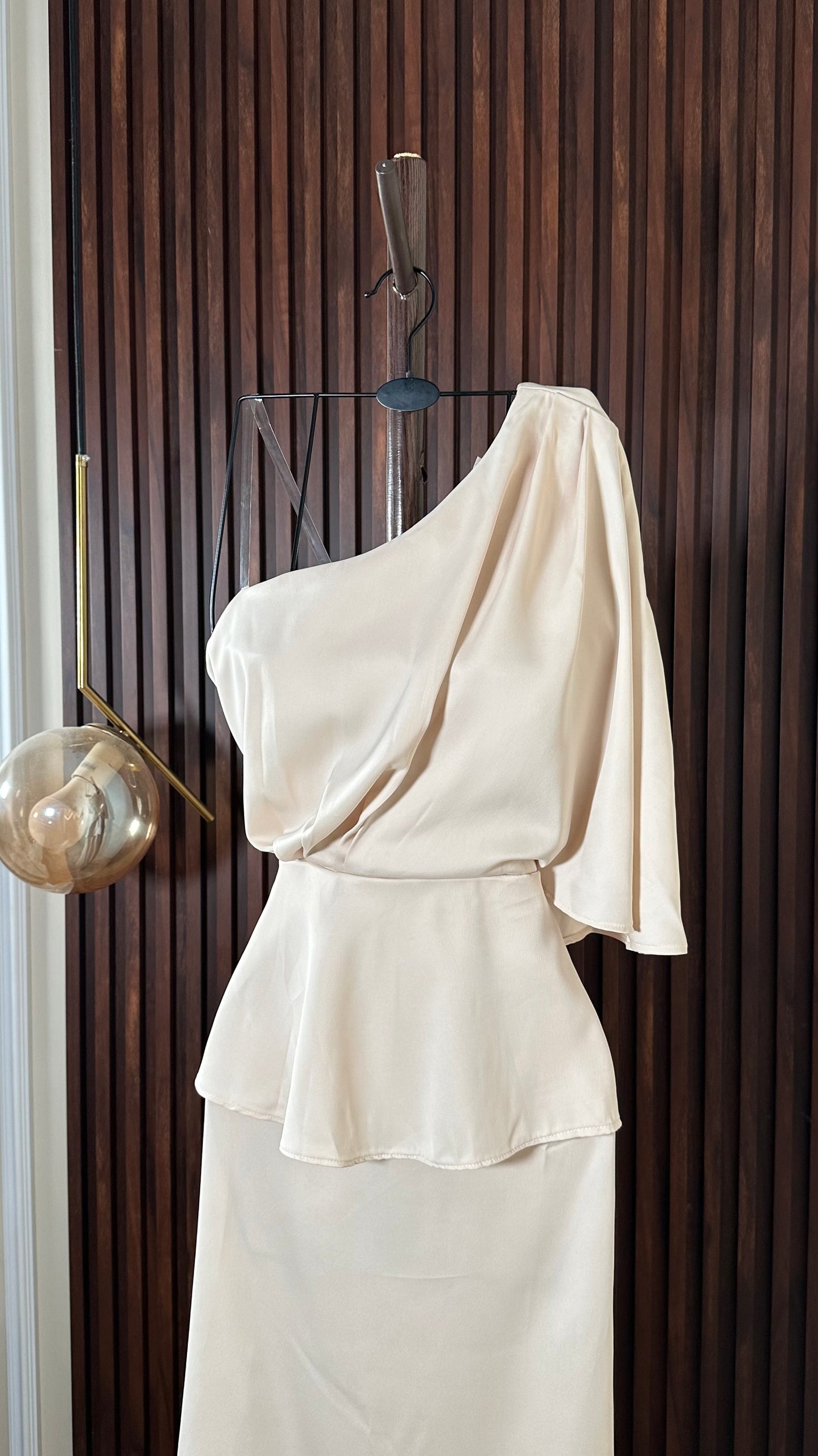 فستان كريمي بكتف واحد