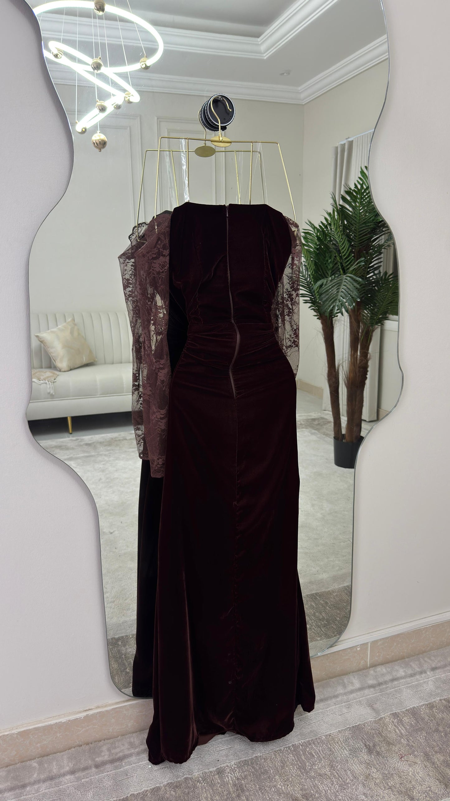 فستان بأكمام دانتيل