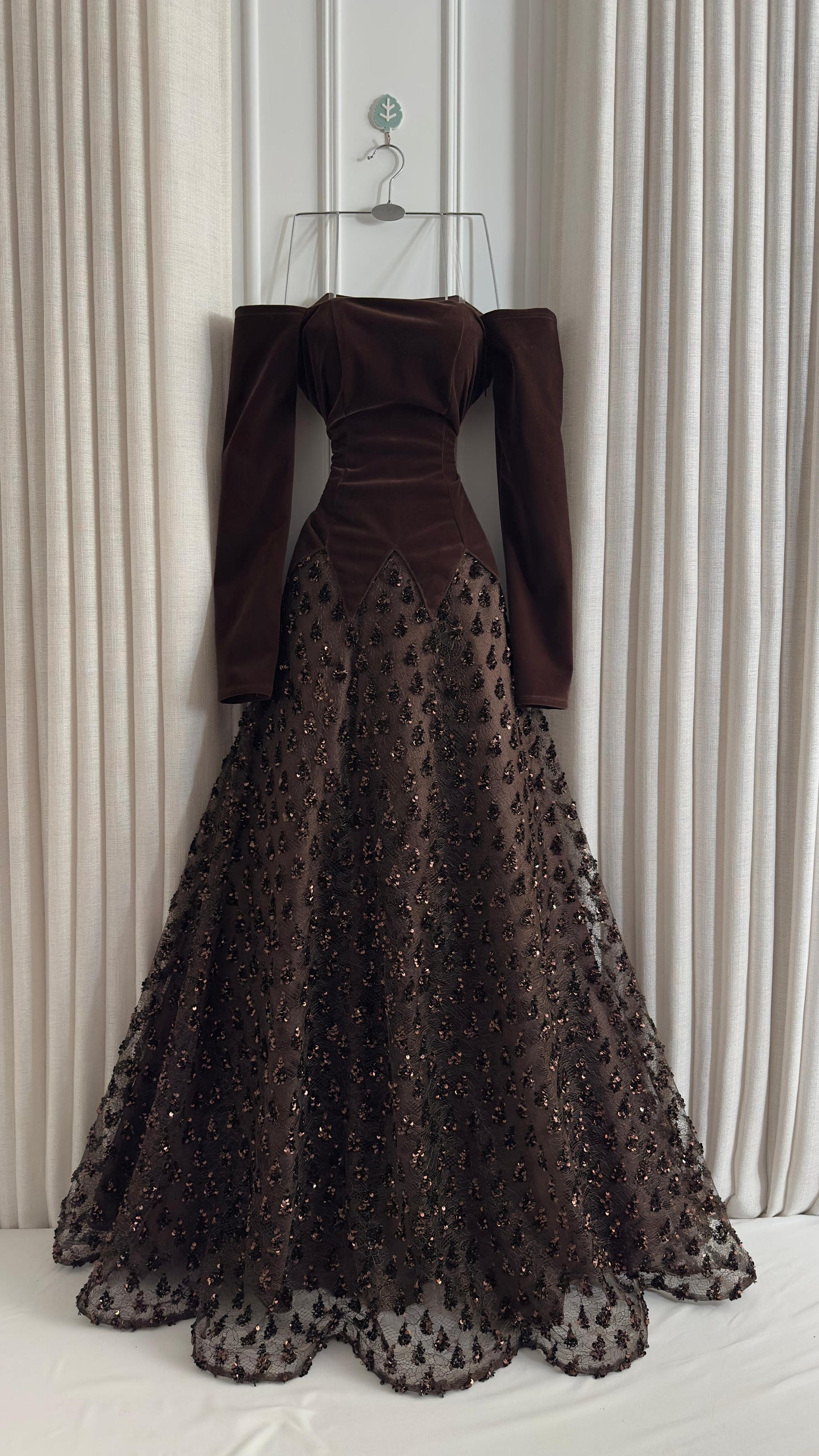 فستان بني مخمل