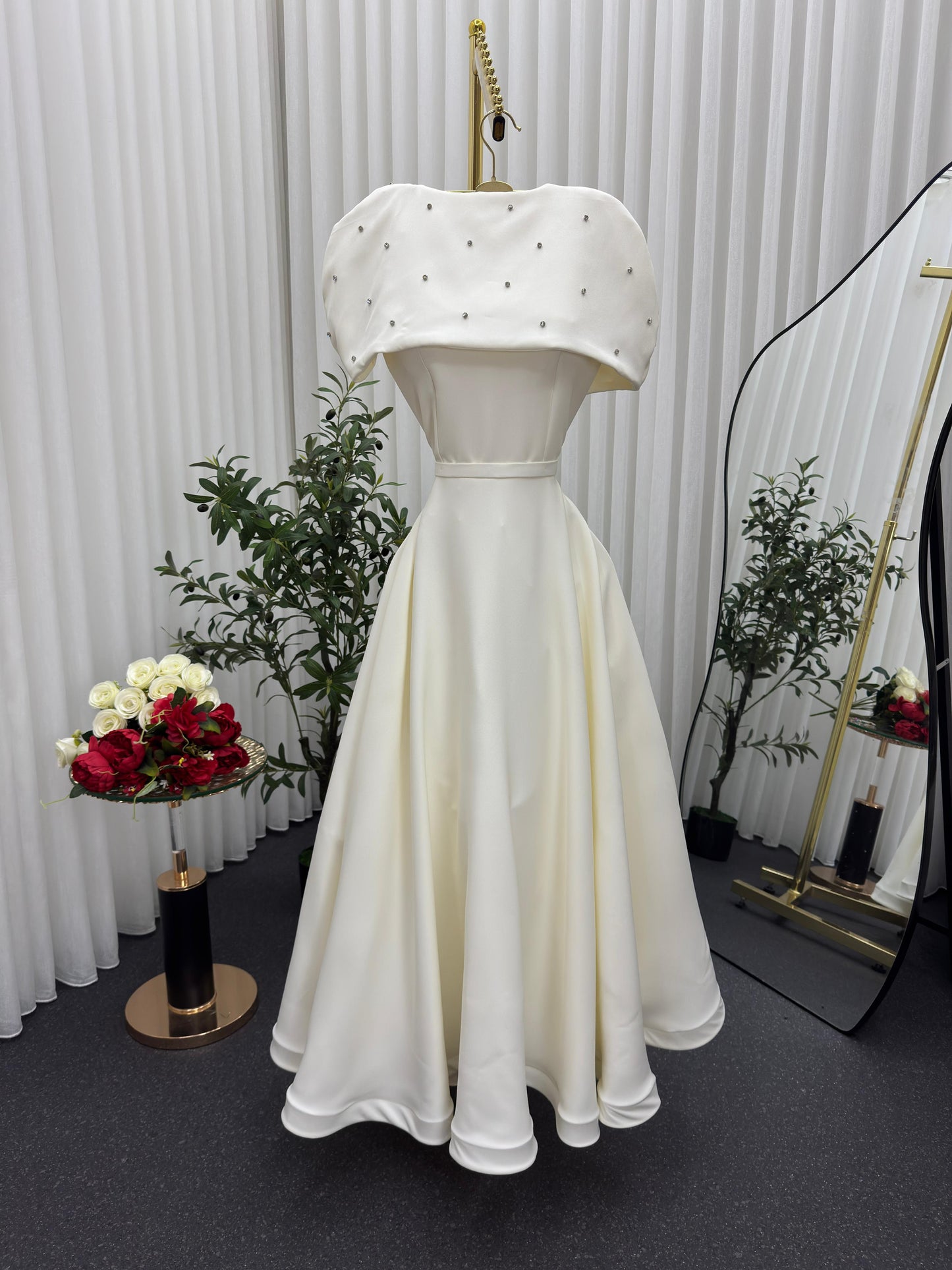 فستان اوف وايت