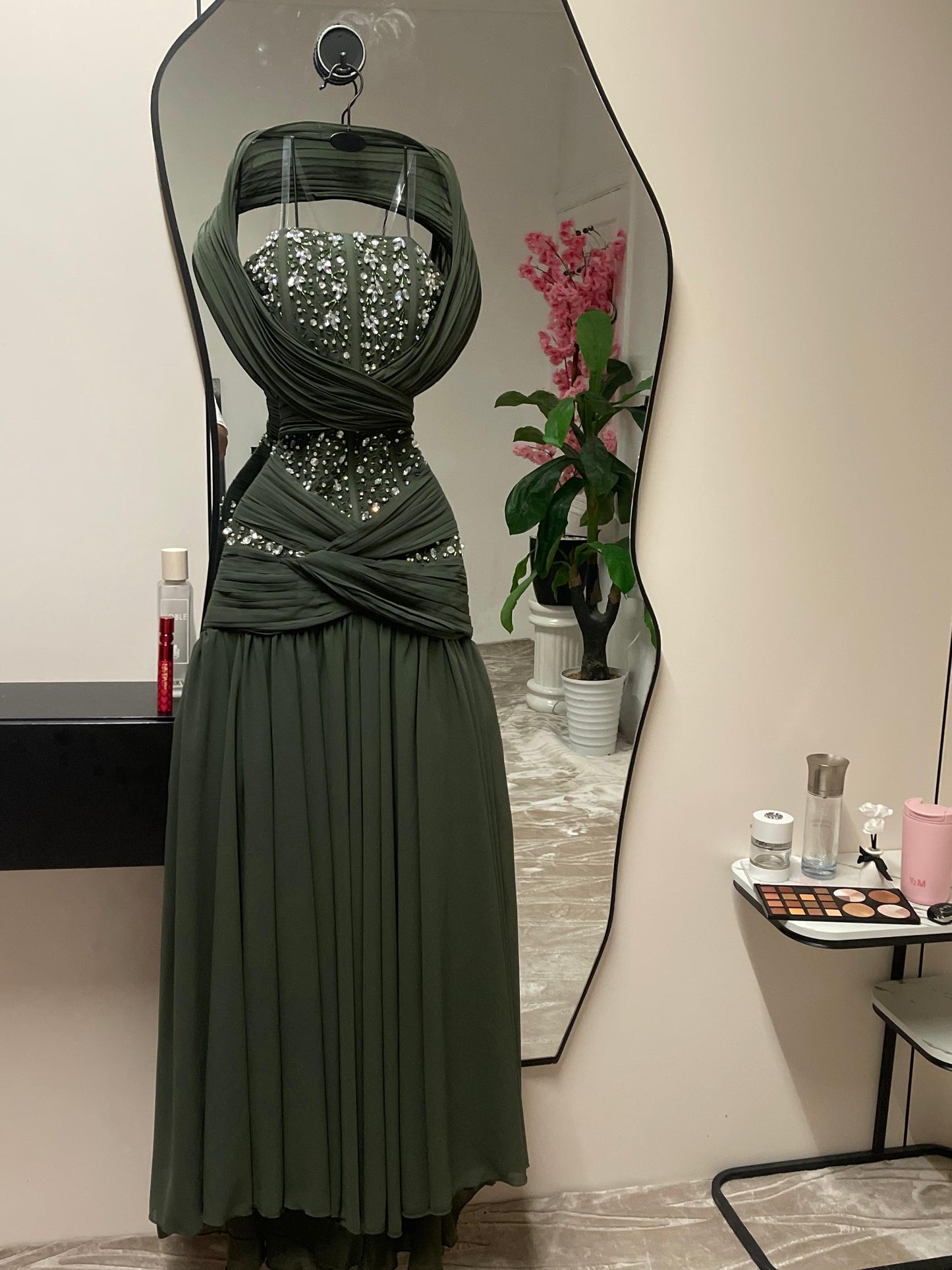 فستان زيتي لامع