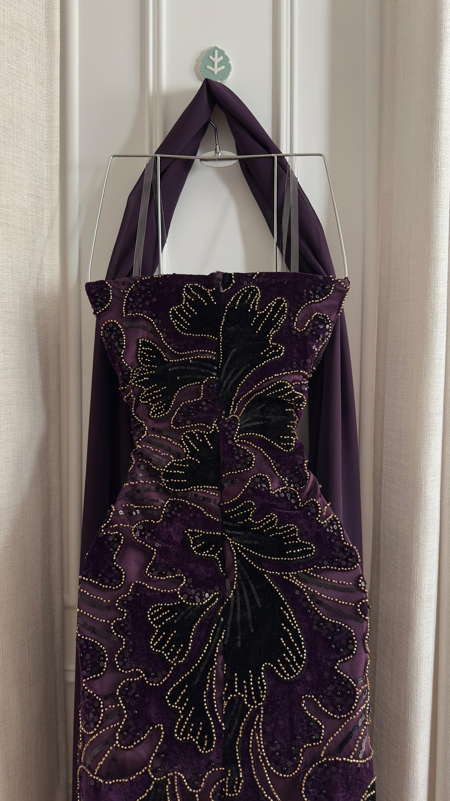 فستان بتطريز مخملي جذاب