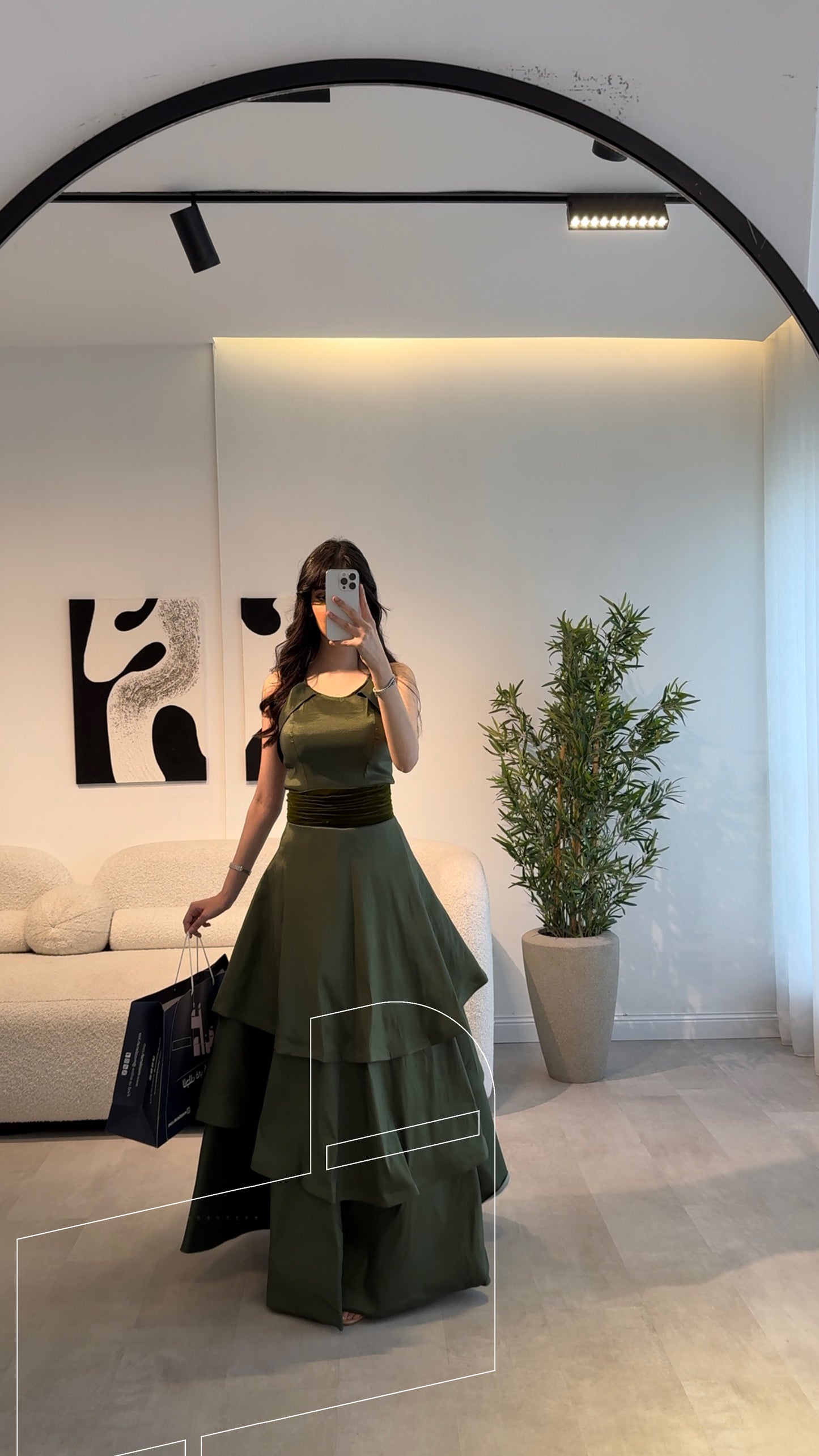 فستان سهرة زيتي فاخر بتصميم أنيق وانسيابي للمناسبات الراقية