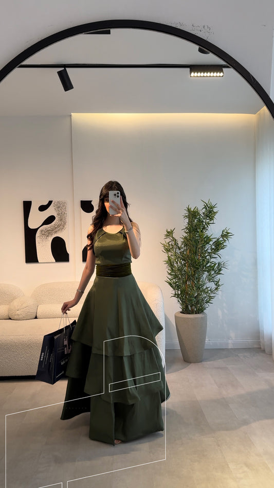 فستان سهرة زيتي فاخر بتصميم أنيق وانسيابي للمناسبات الراقية