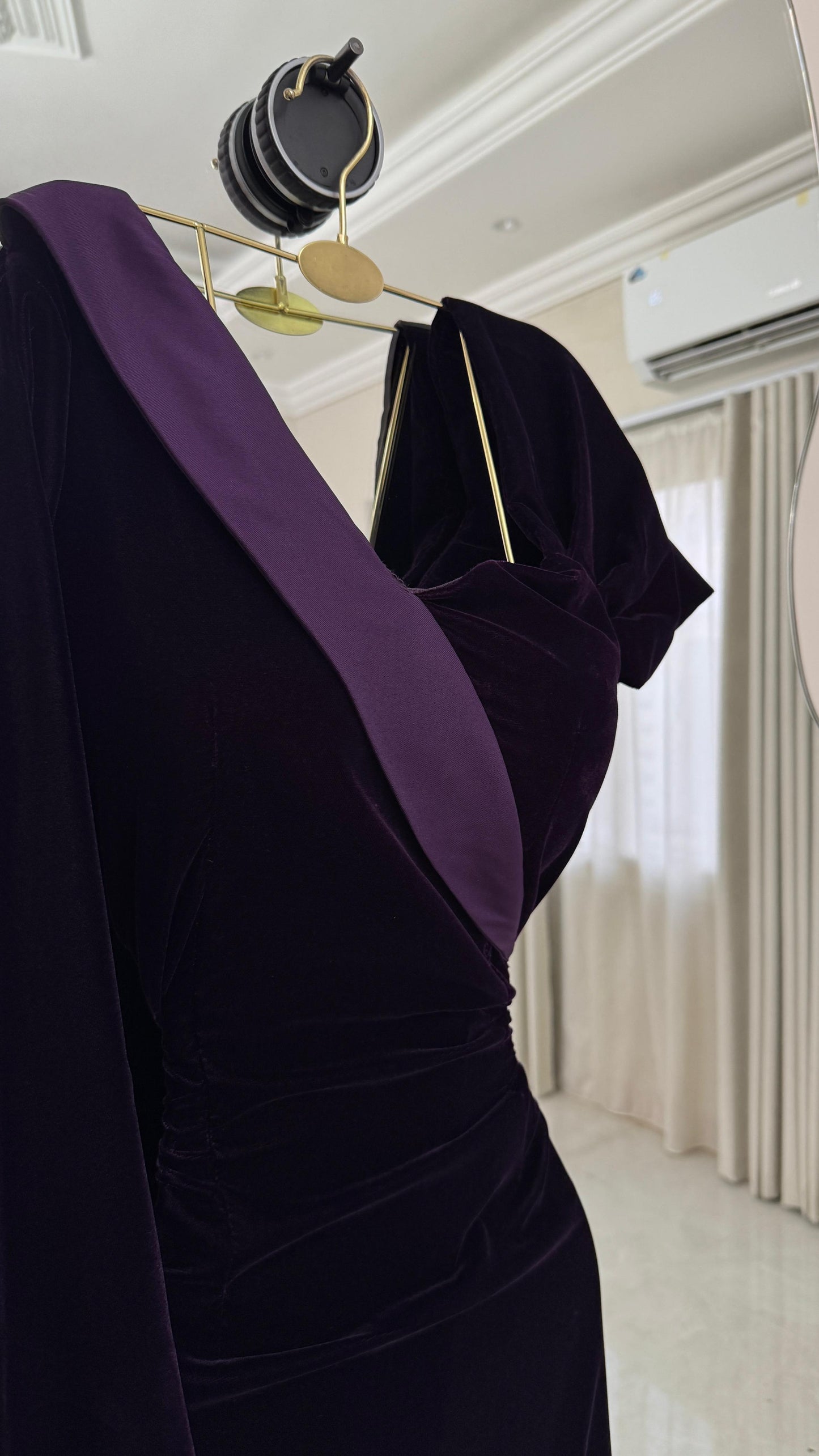 فستان عنابي مخمل