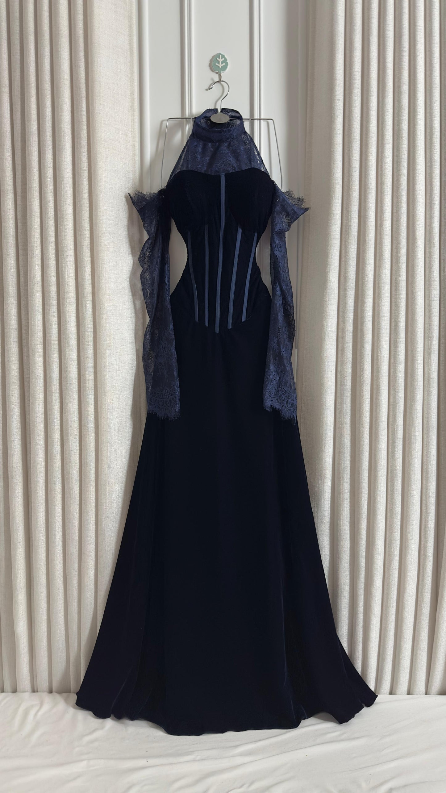 فستان كحلي عميق