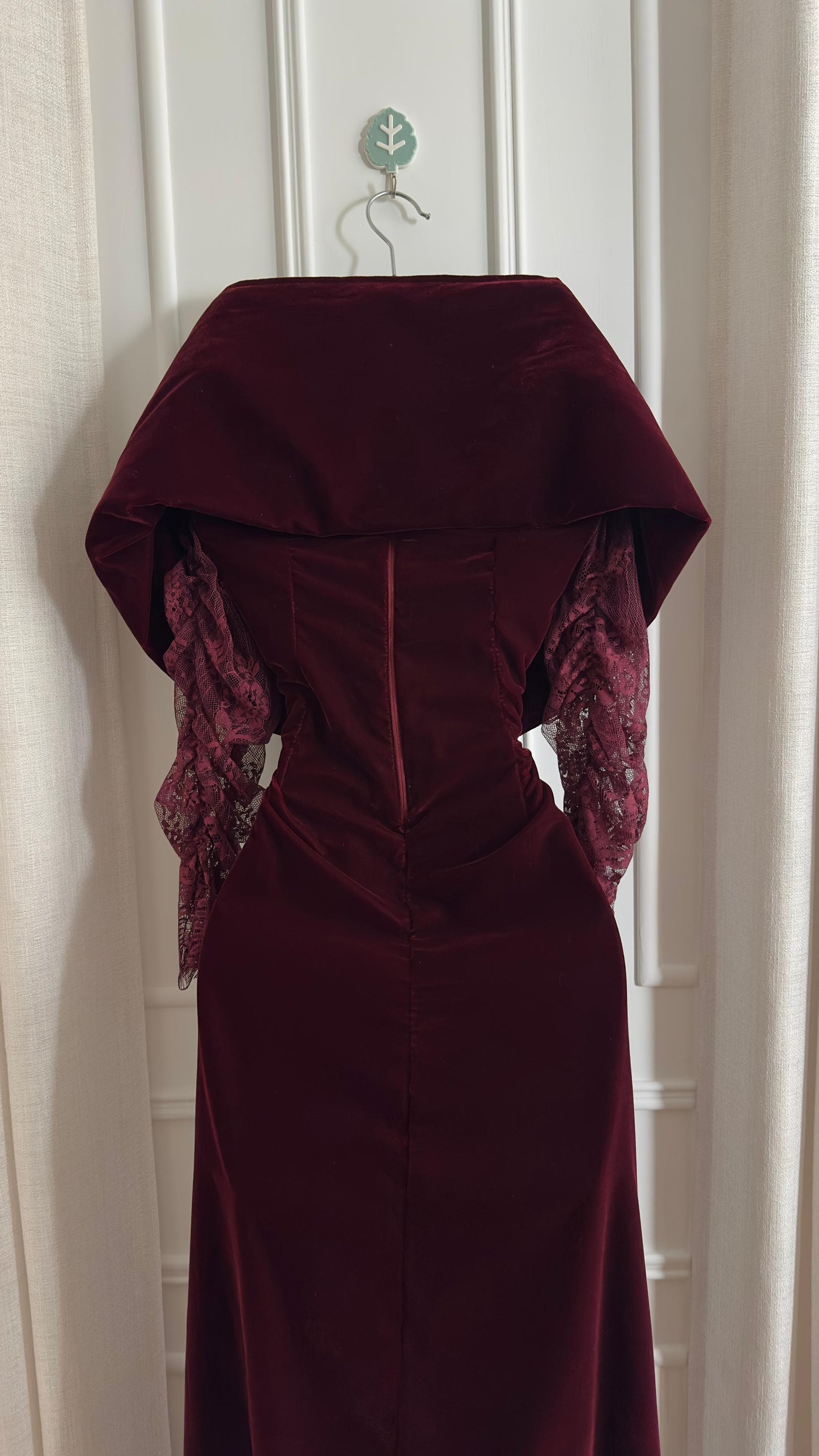 فستان مخمل بورغندي