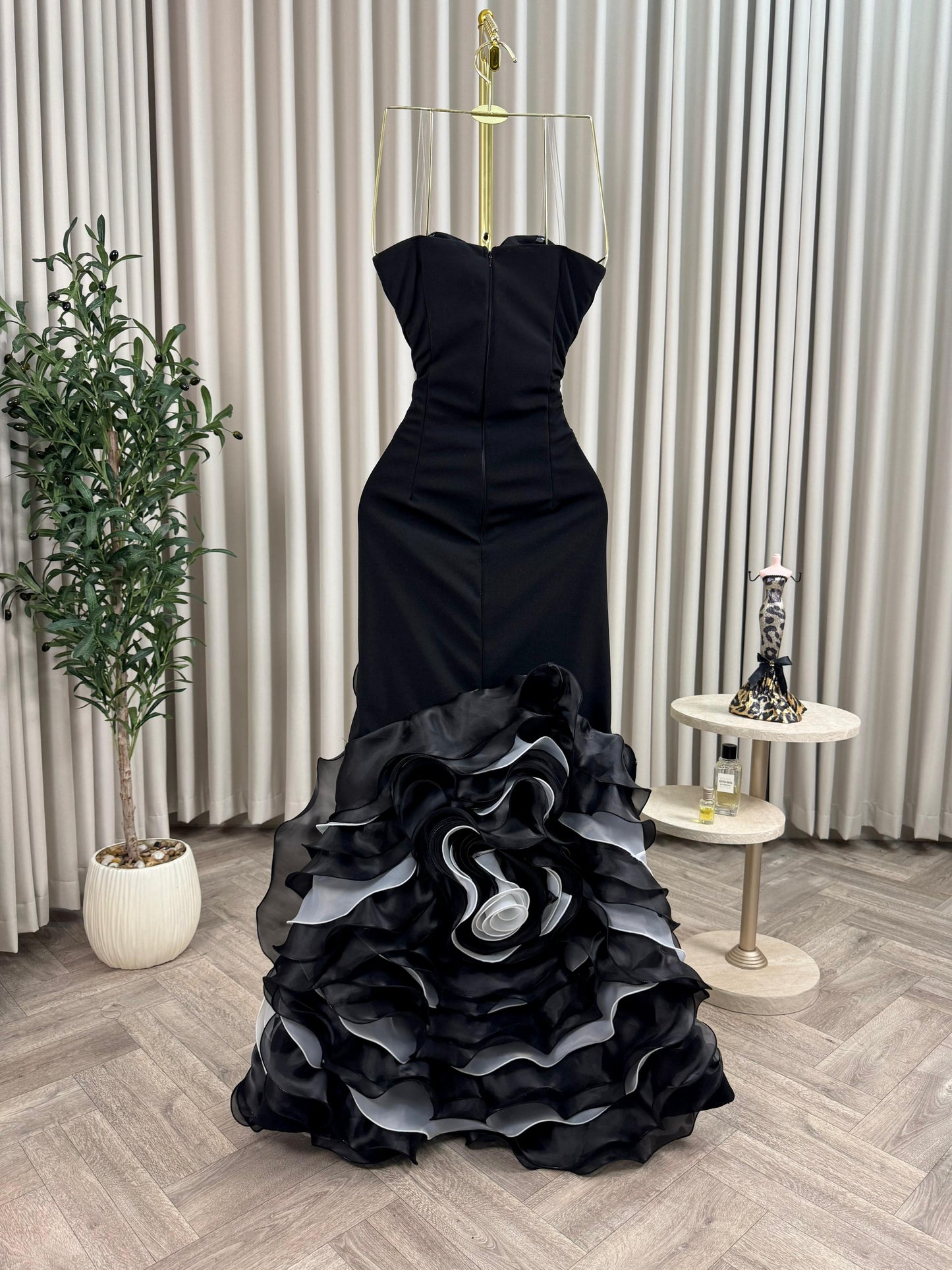 فستان أسود بتفاصيل ورد