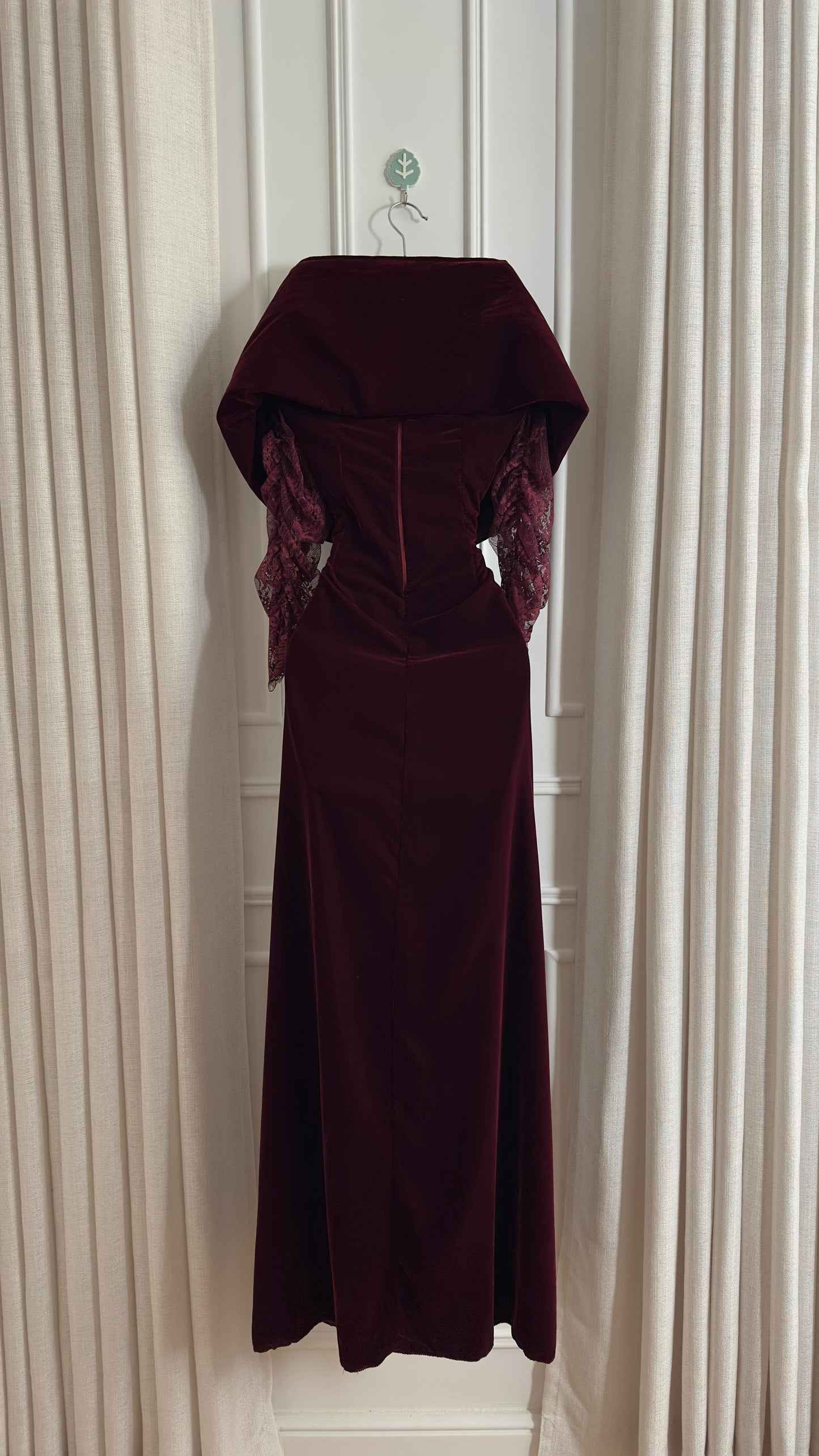 فستان مخمل بورغندي