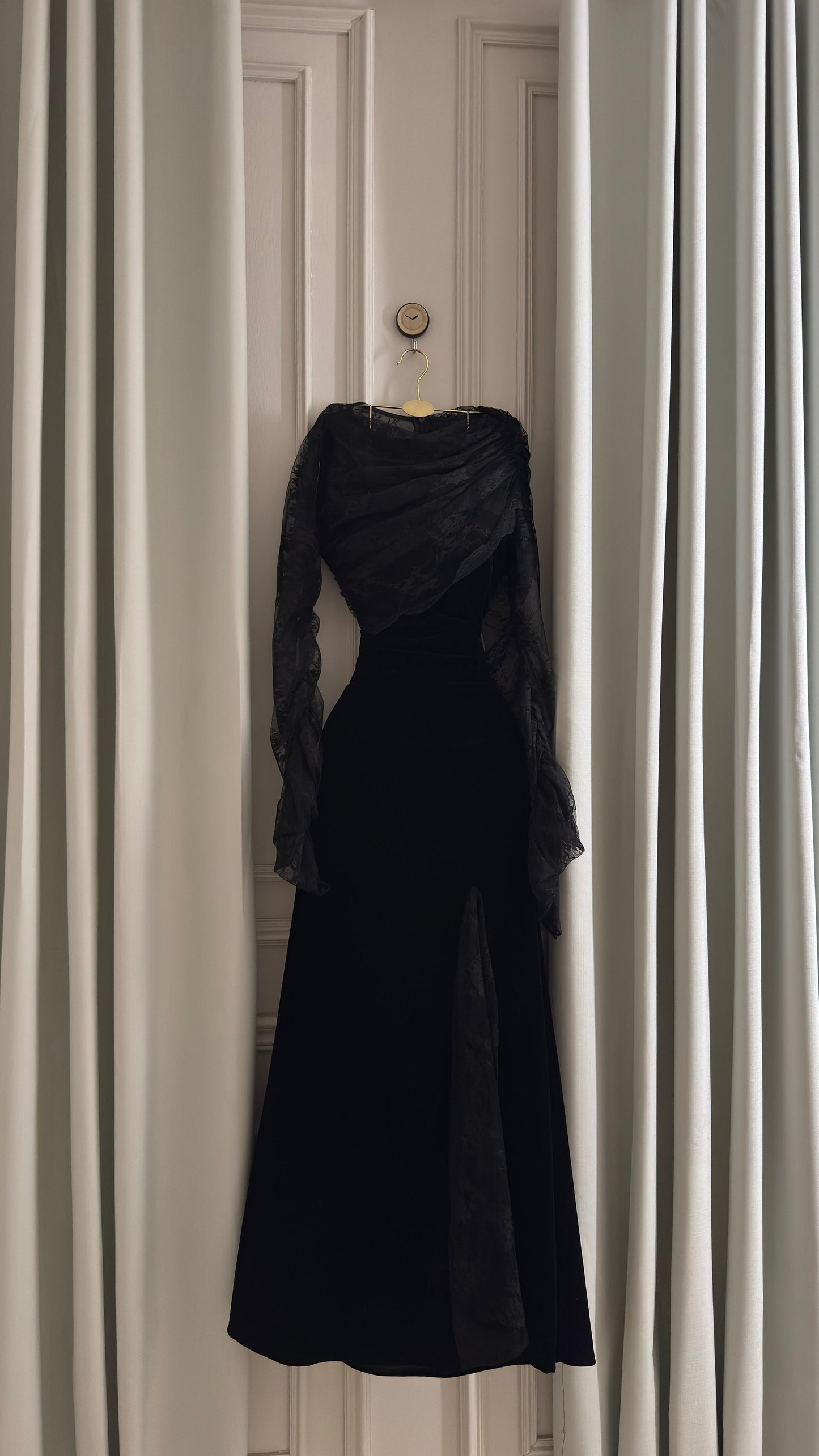 فستان أسود بلفة الدانتيل