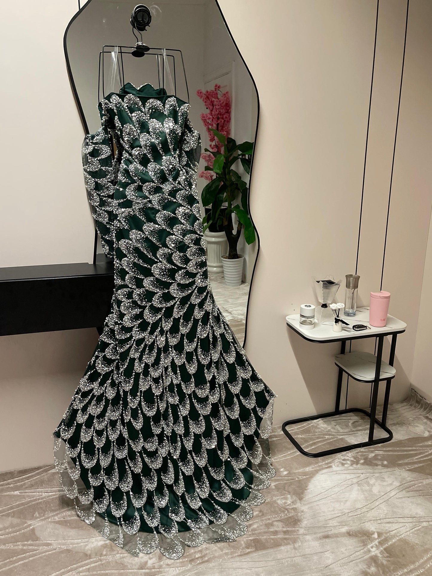 فستان أخضر لامع