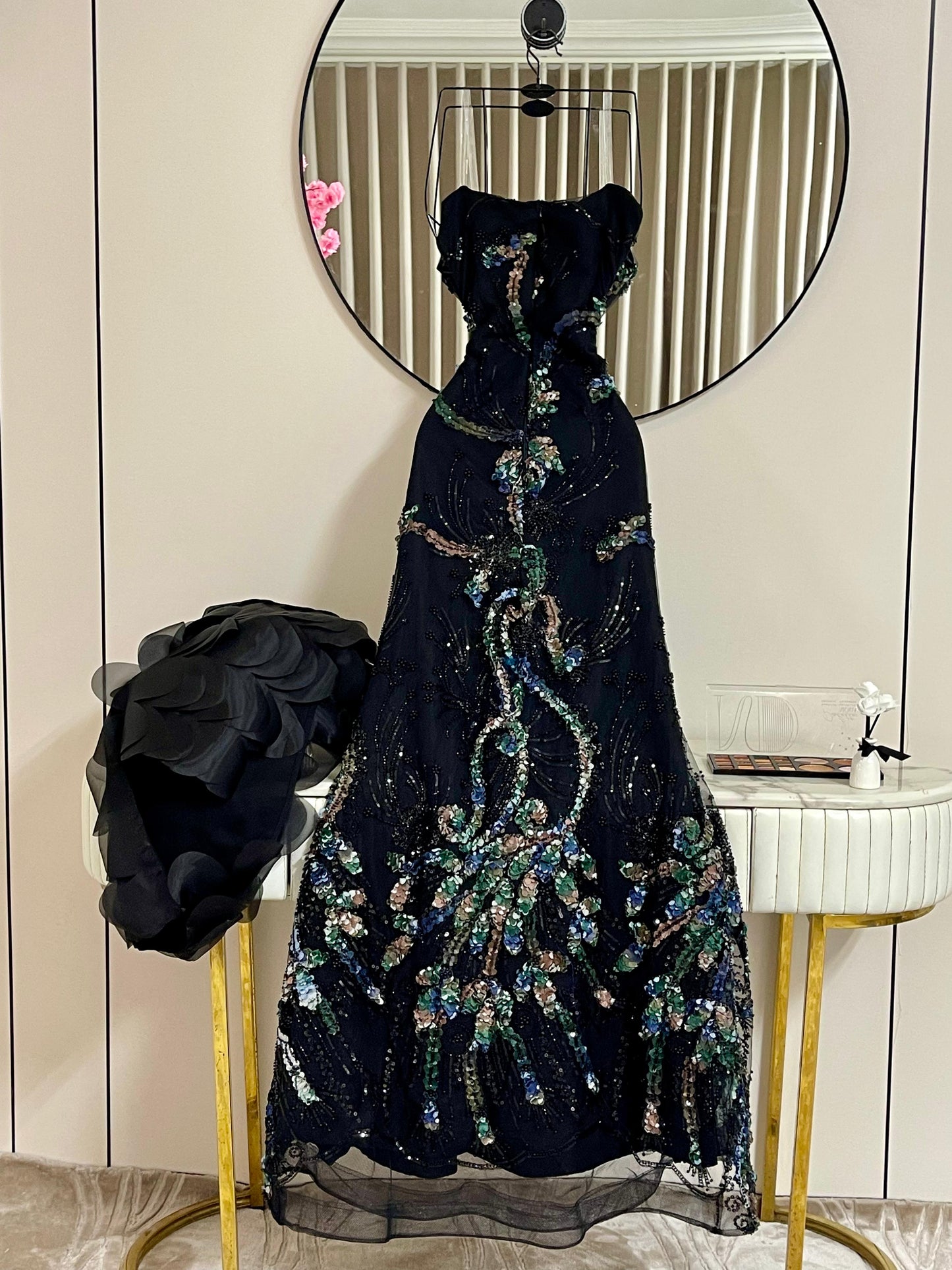 فستان أسود بنقش الزهر