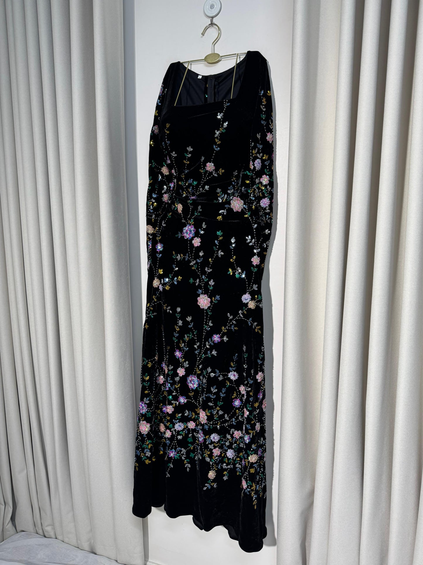 فستان أسود بزهور جذابة