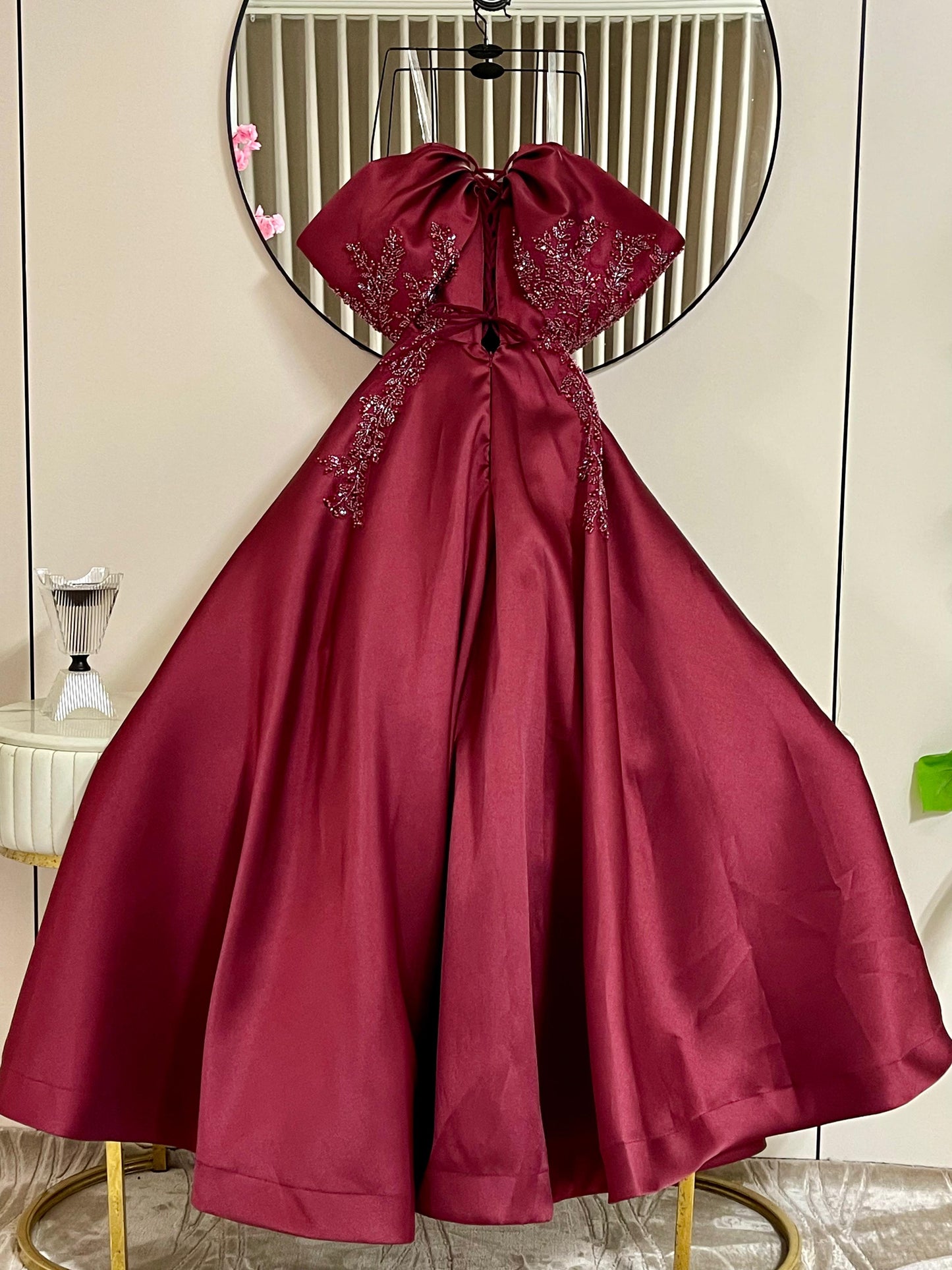 فستان احمر مطرز