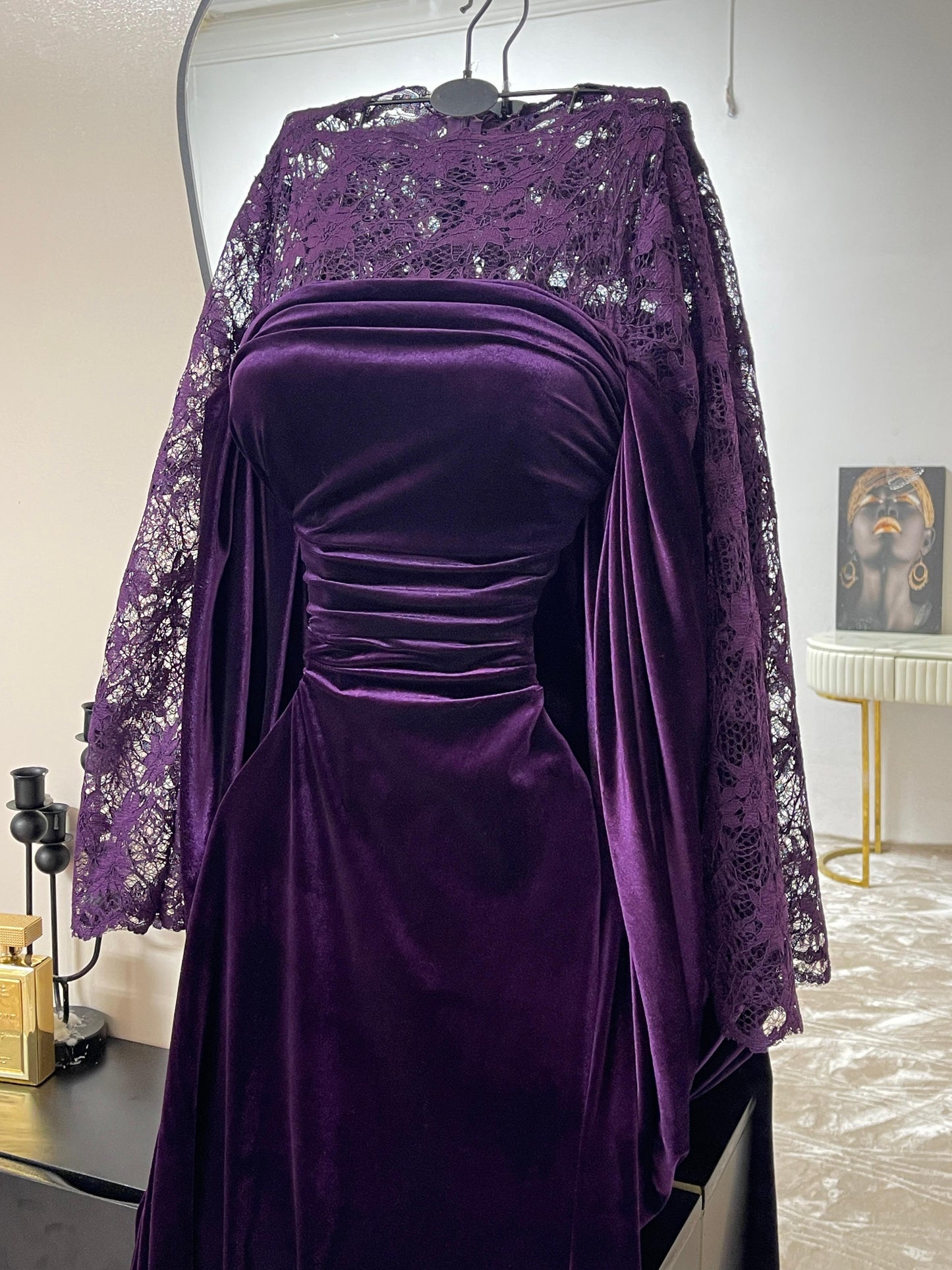 فستان عنابي مخمل