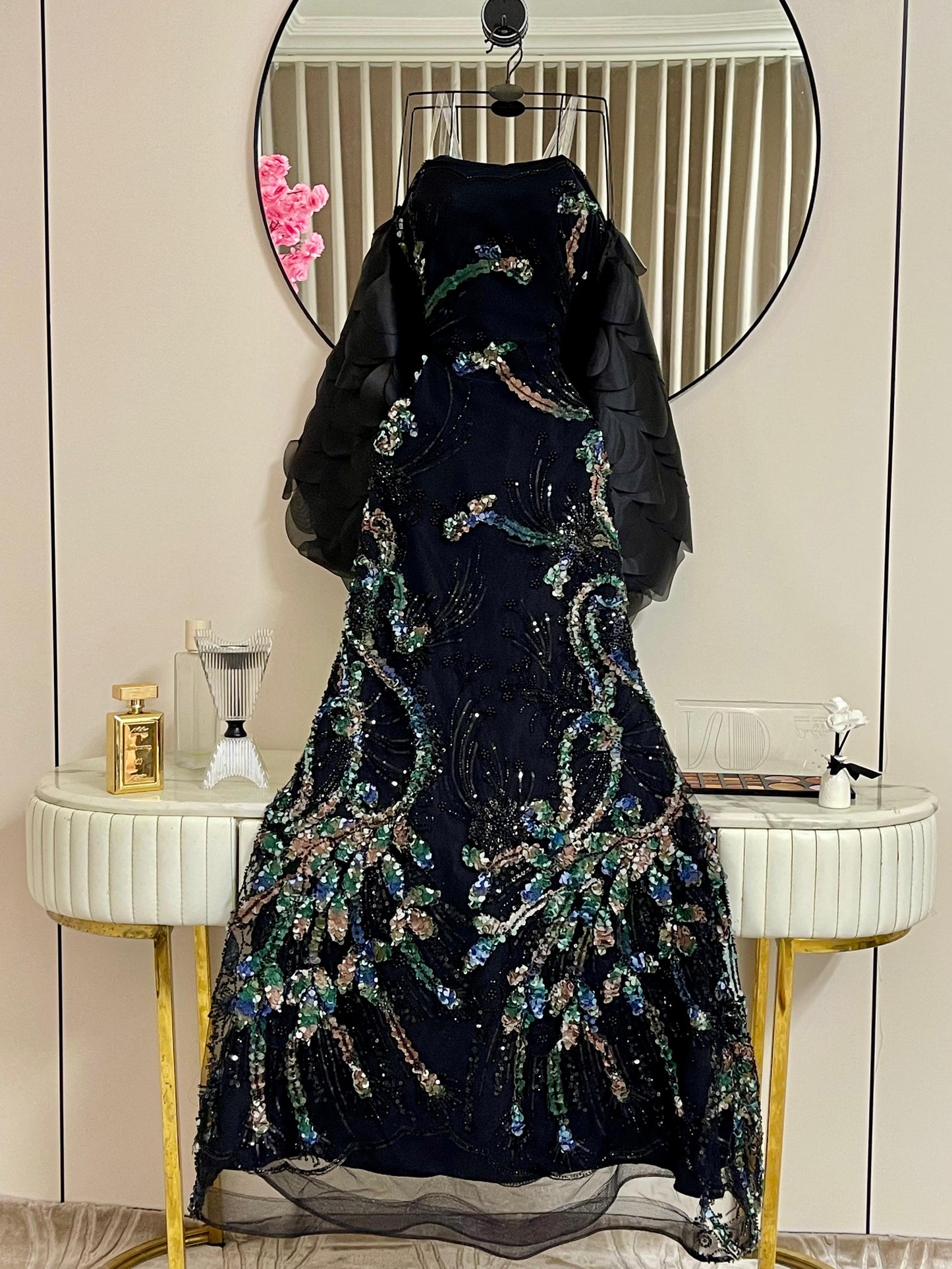 فستان أسود بنقش الزهر