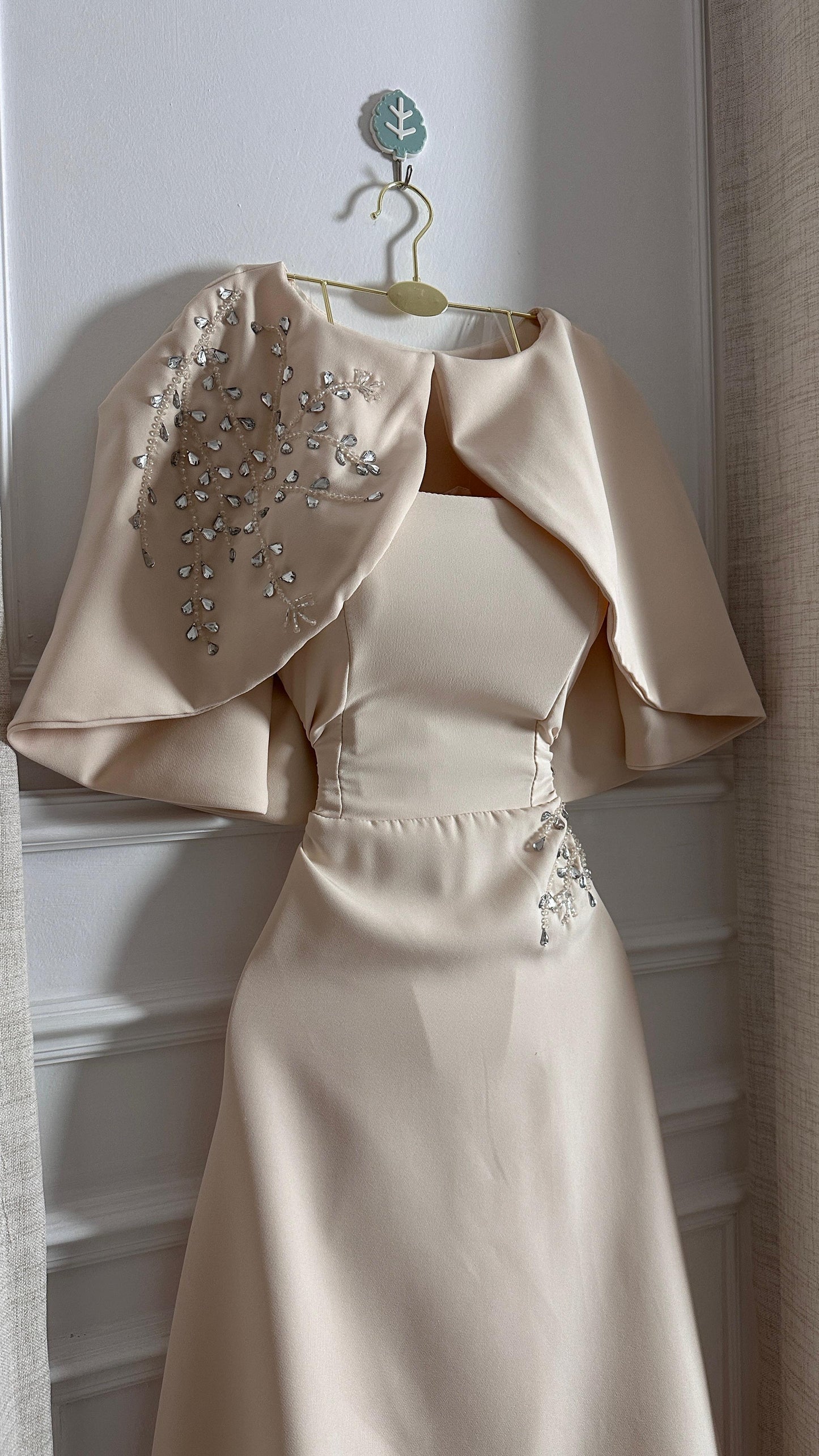 فستان كريمي بأكتاف جذابه