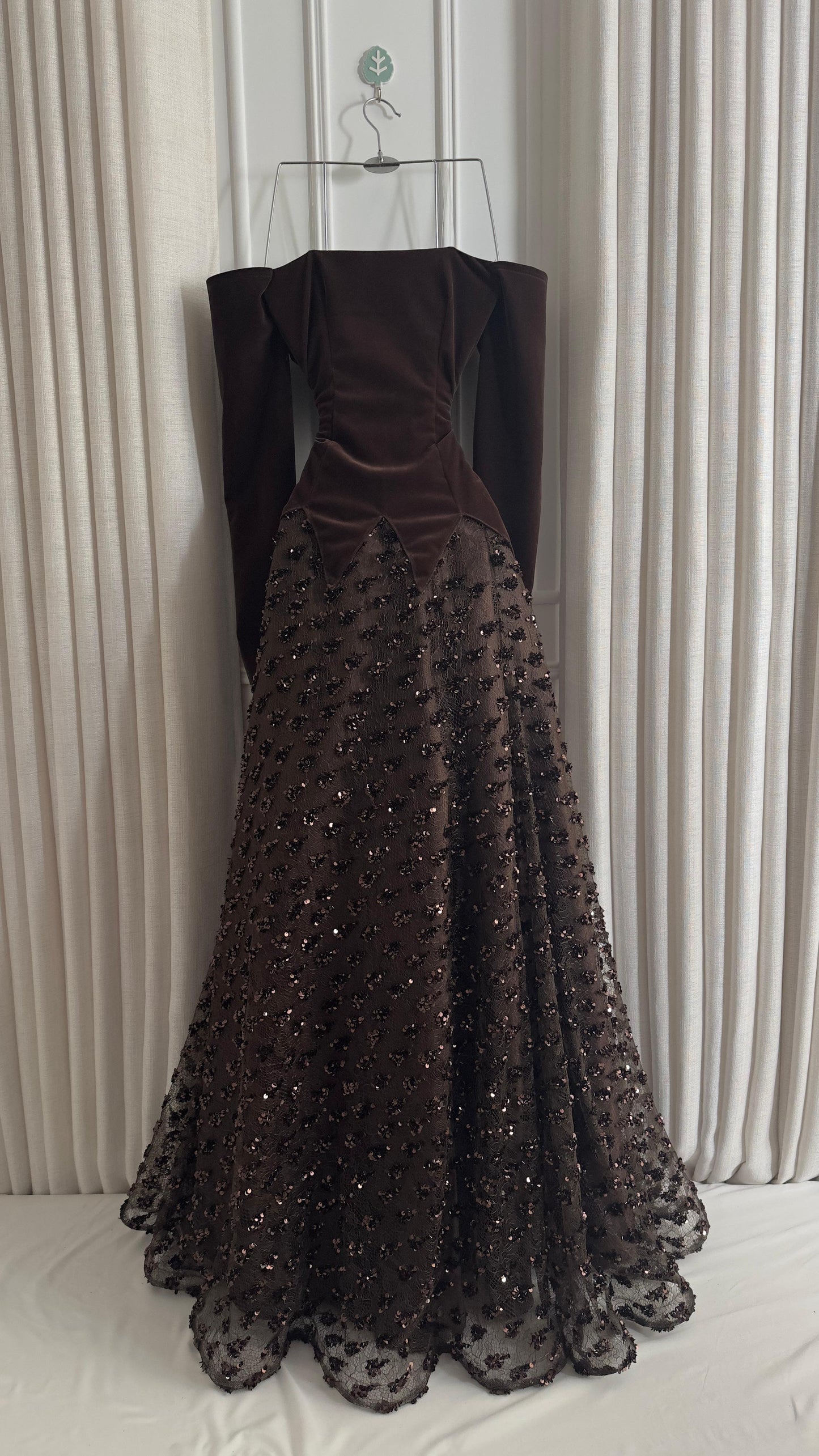 فستان بني مخمل