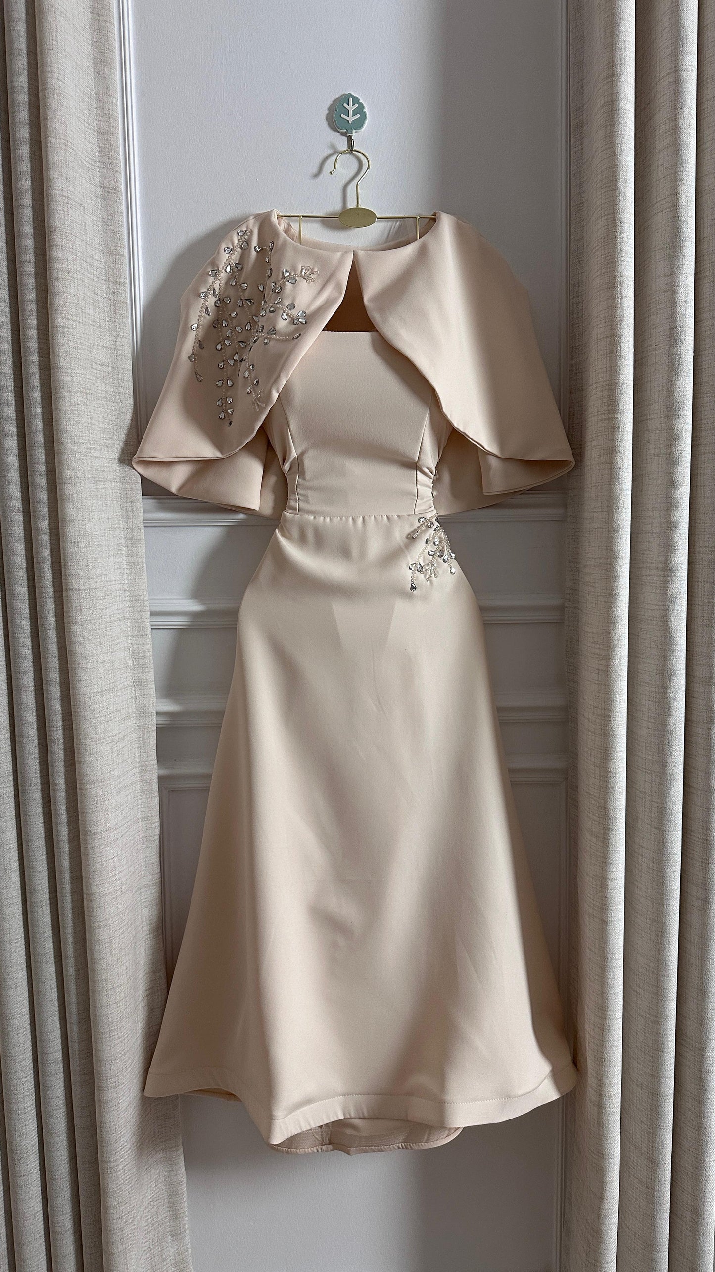 فستان كريمي بأكتاف جذابه