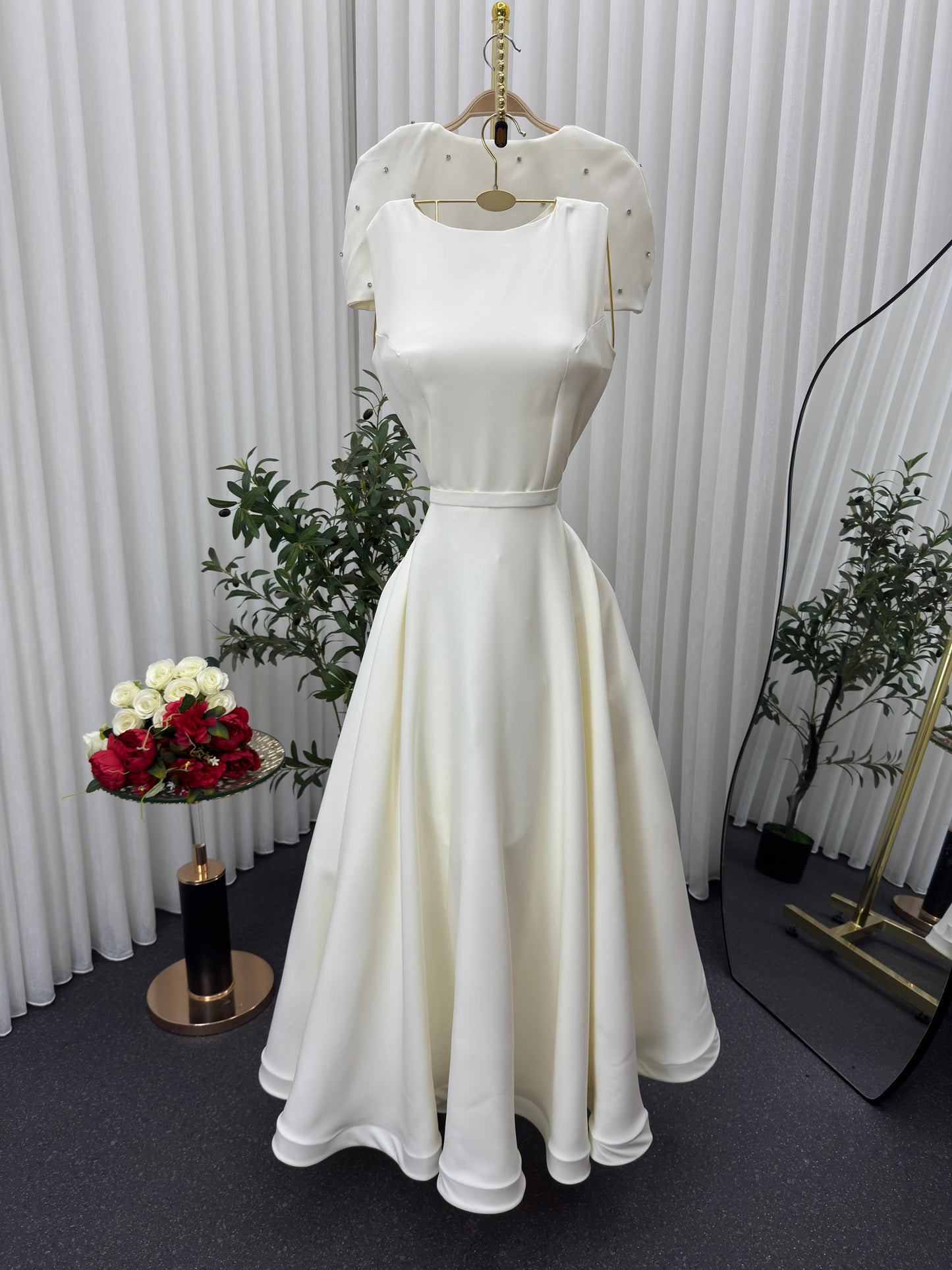 فستان اوف وايت