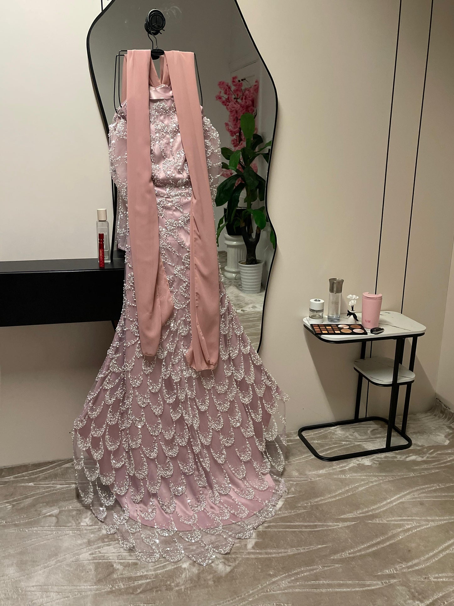 فستان وردي لامع